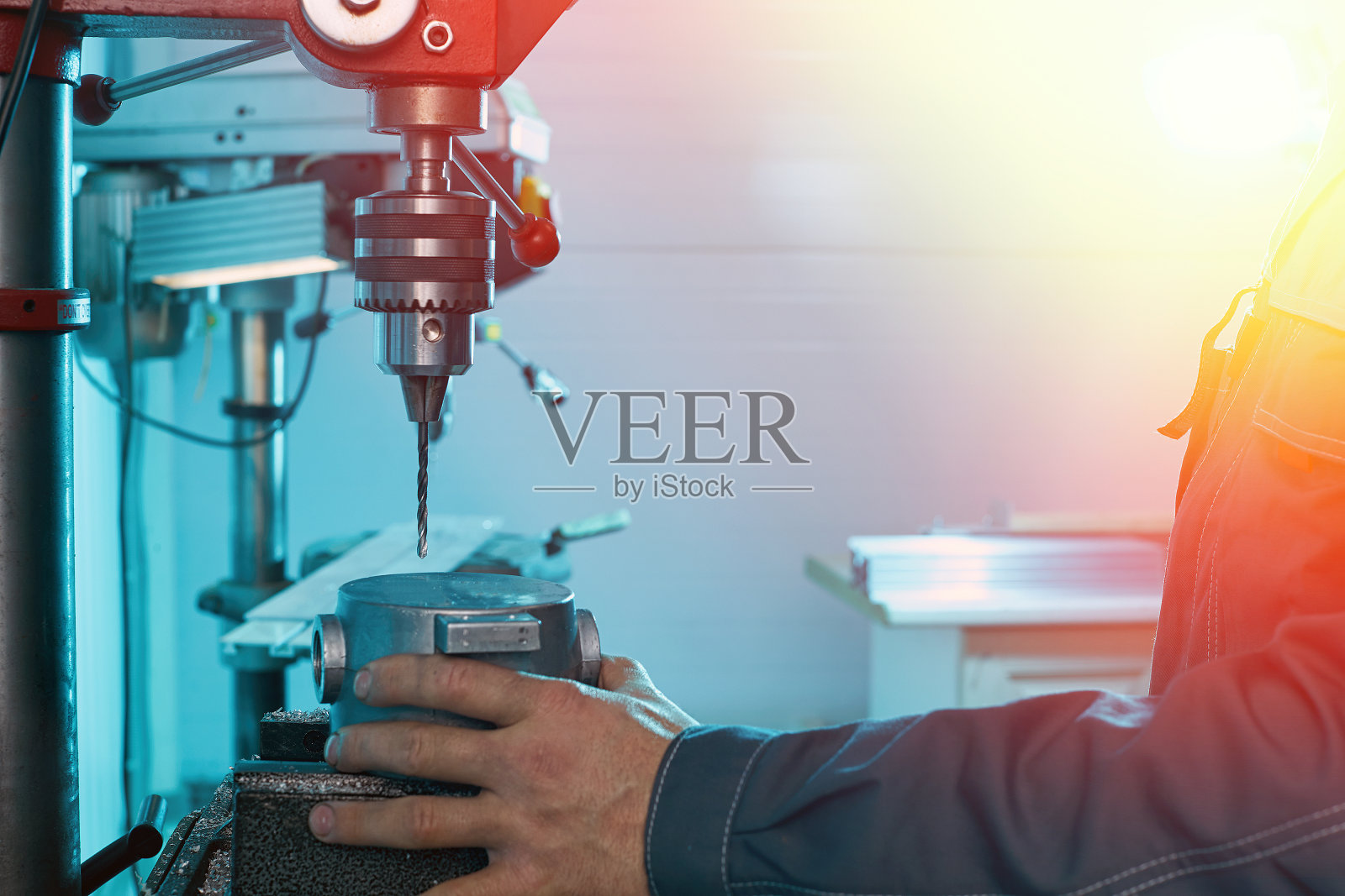 工人安装金属零件照片摄影图片