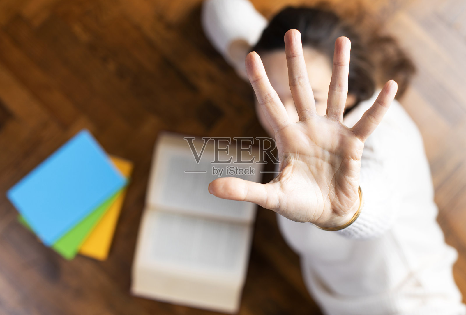 年轻学生阅读书籍并做出防御手势照片摄影图片