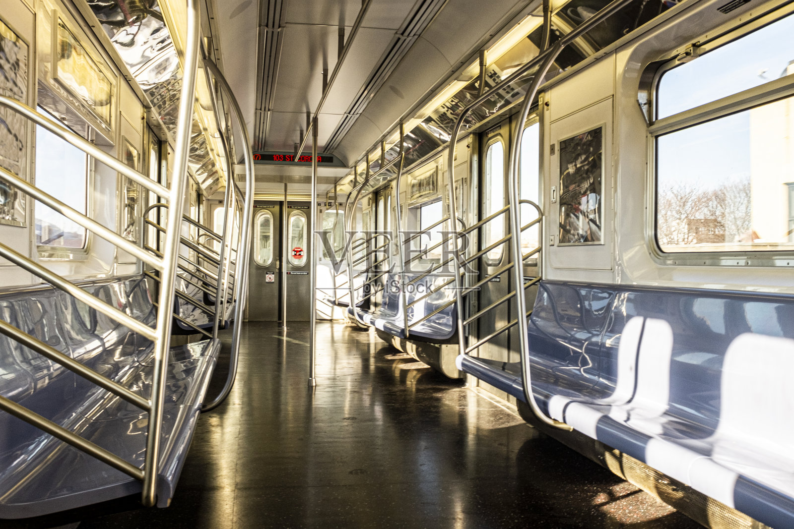 空荡荡的地铁照片摄影图片