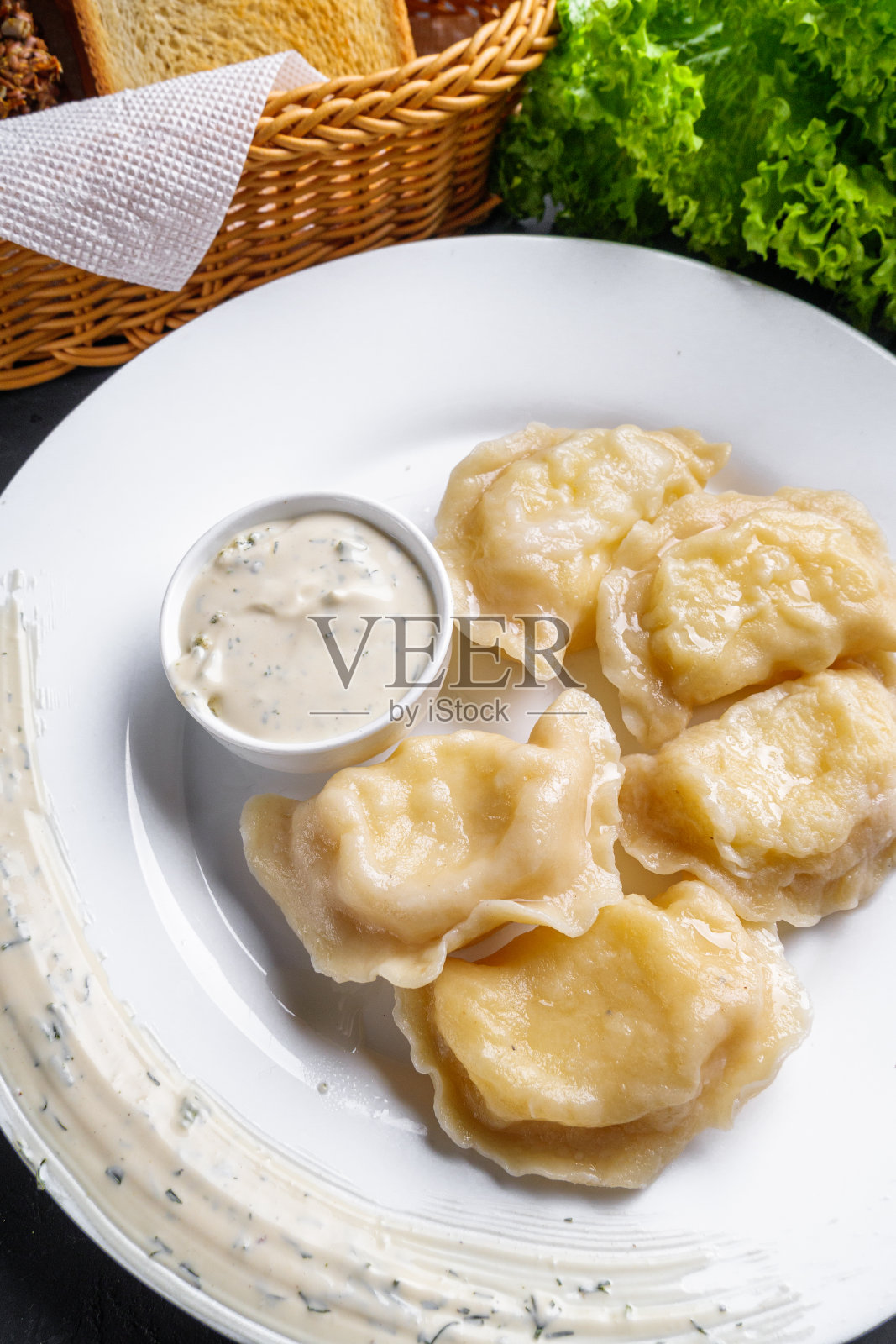 传统的乌克兰菜肴，酸奶油饺子照片摄影图片