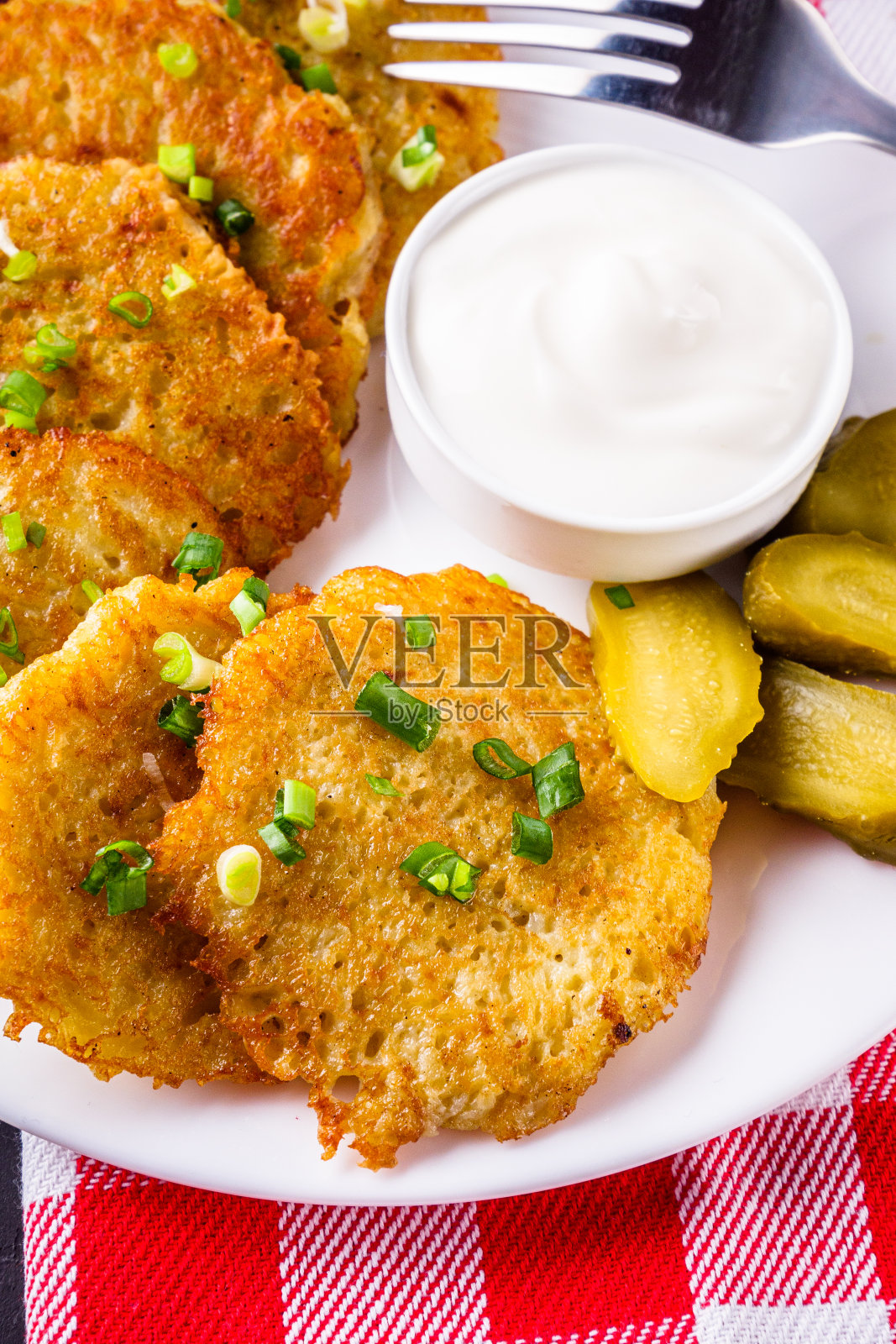 美味的酥脆的土豆煎饼在黑色的石头背景照片摄影图片