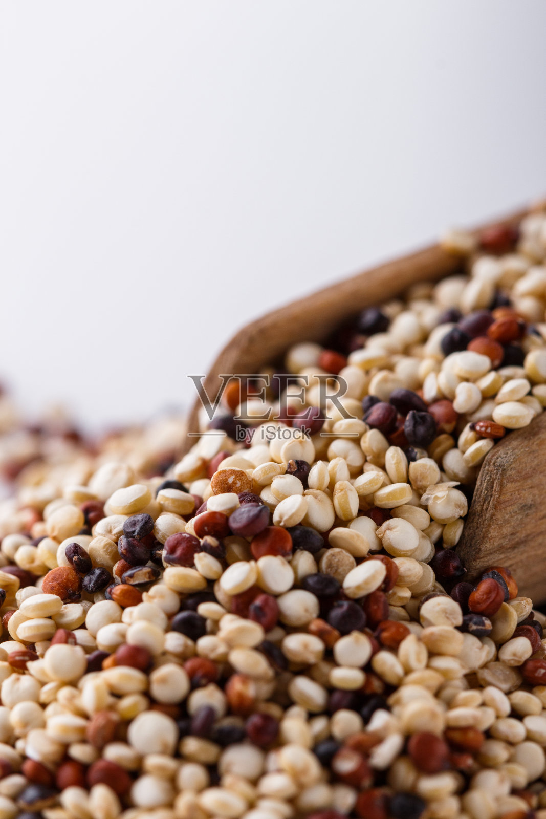 在白色丙烯酸背景上混合藜麦颗粒照片摄影图片