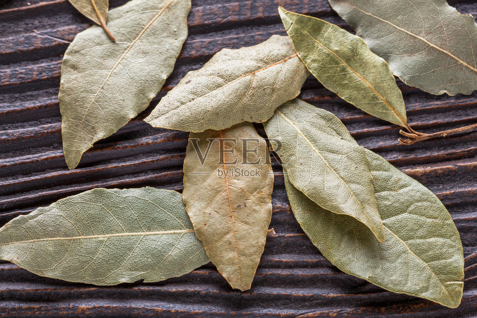 地面干月桂叶在深色木制乡村背景照片摄影图片