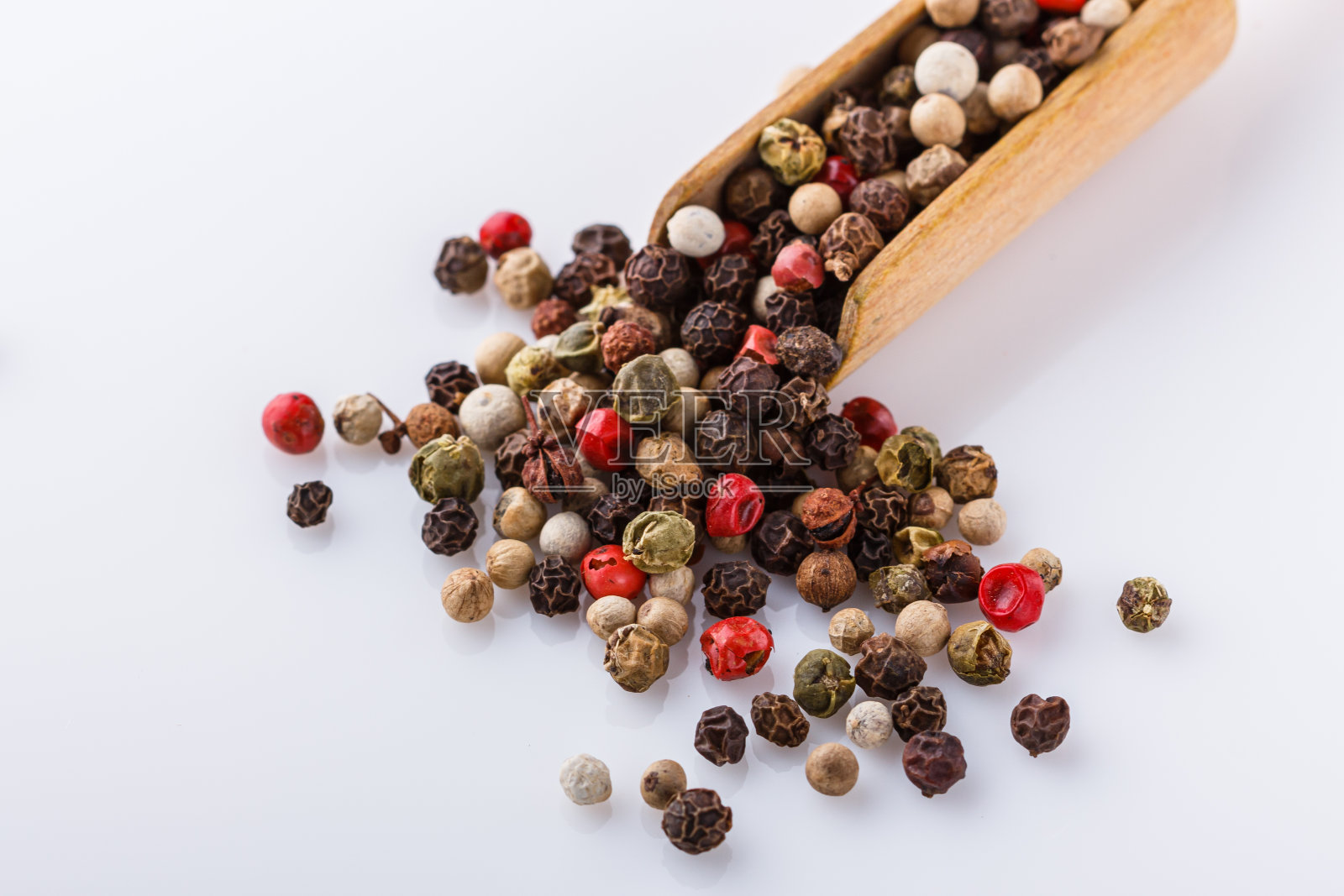 在白色丙烯酸材料的背景上混合胡椒粒照片摄影图片