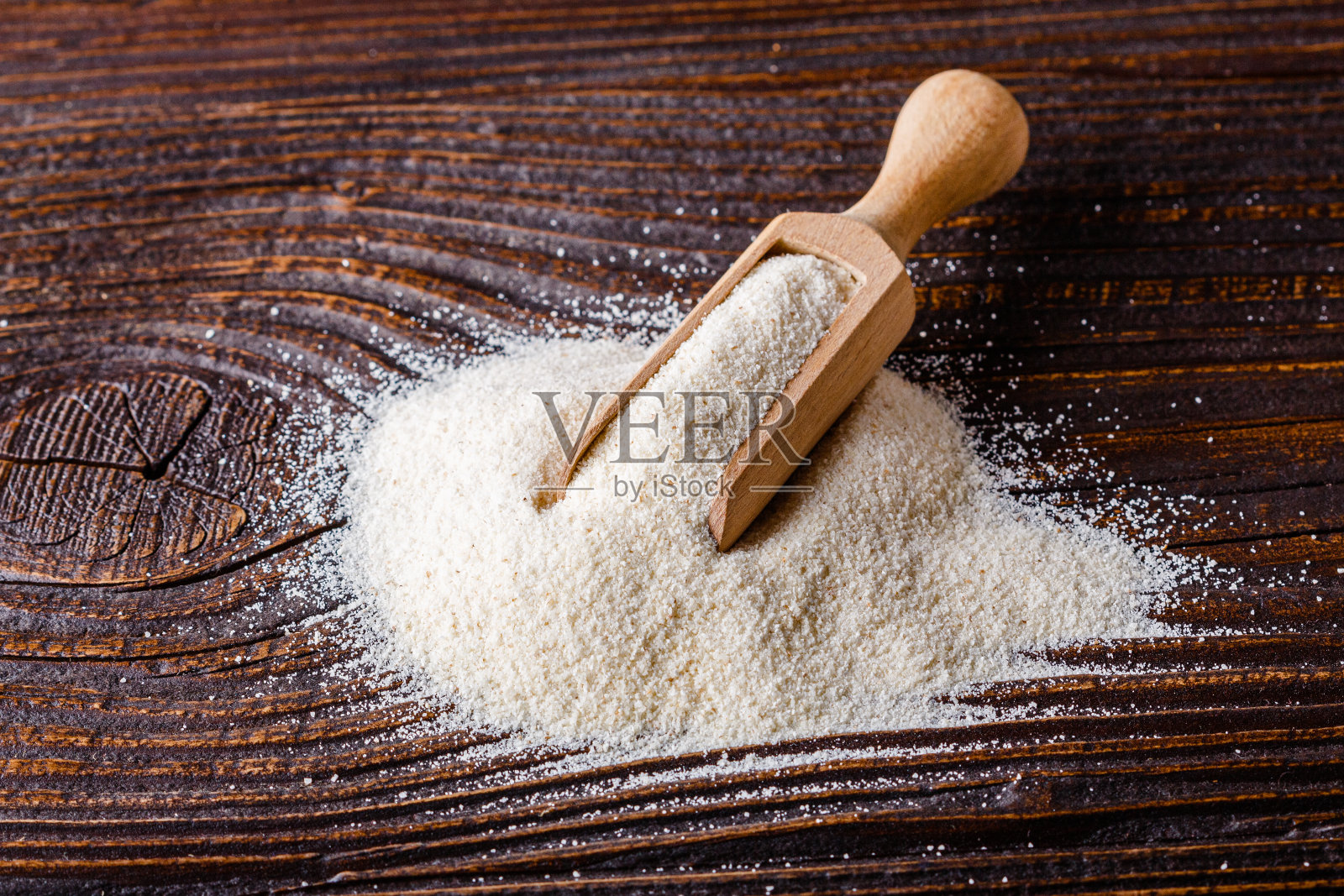 天然有机小麦粉在深色木制的乡村背景上照片摄影图片