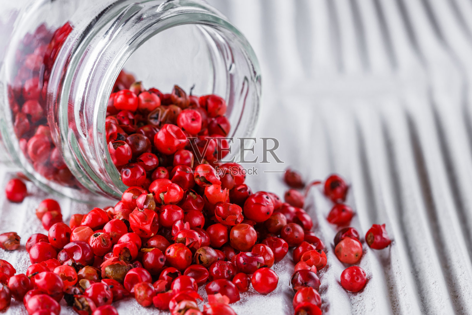 粉红色的花椒在白色的木制乡村背景上照片摄影图片