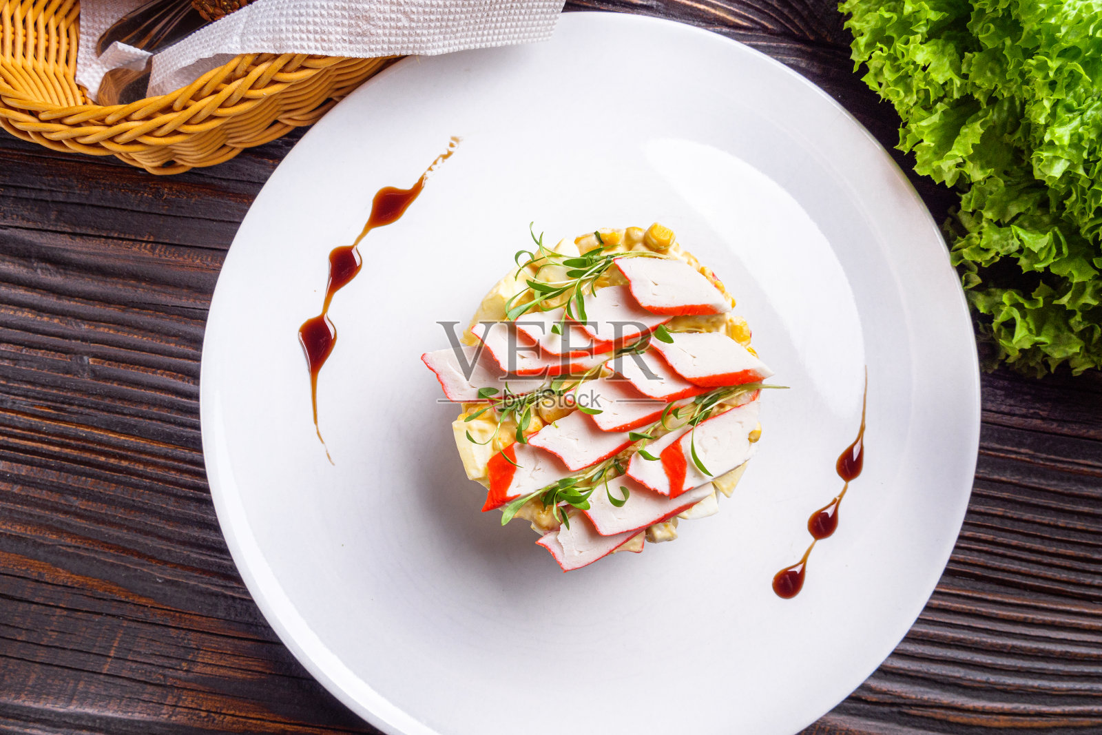 鱼棒沙拉放在深色的木制乡村背景上照片摄影图片