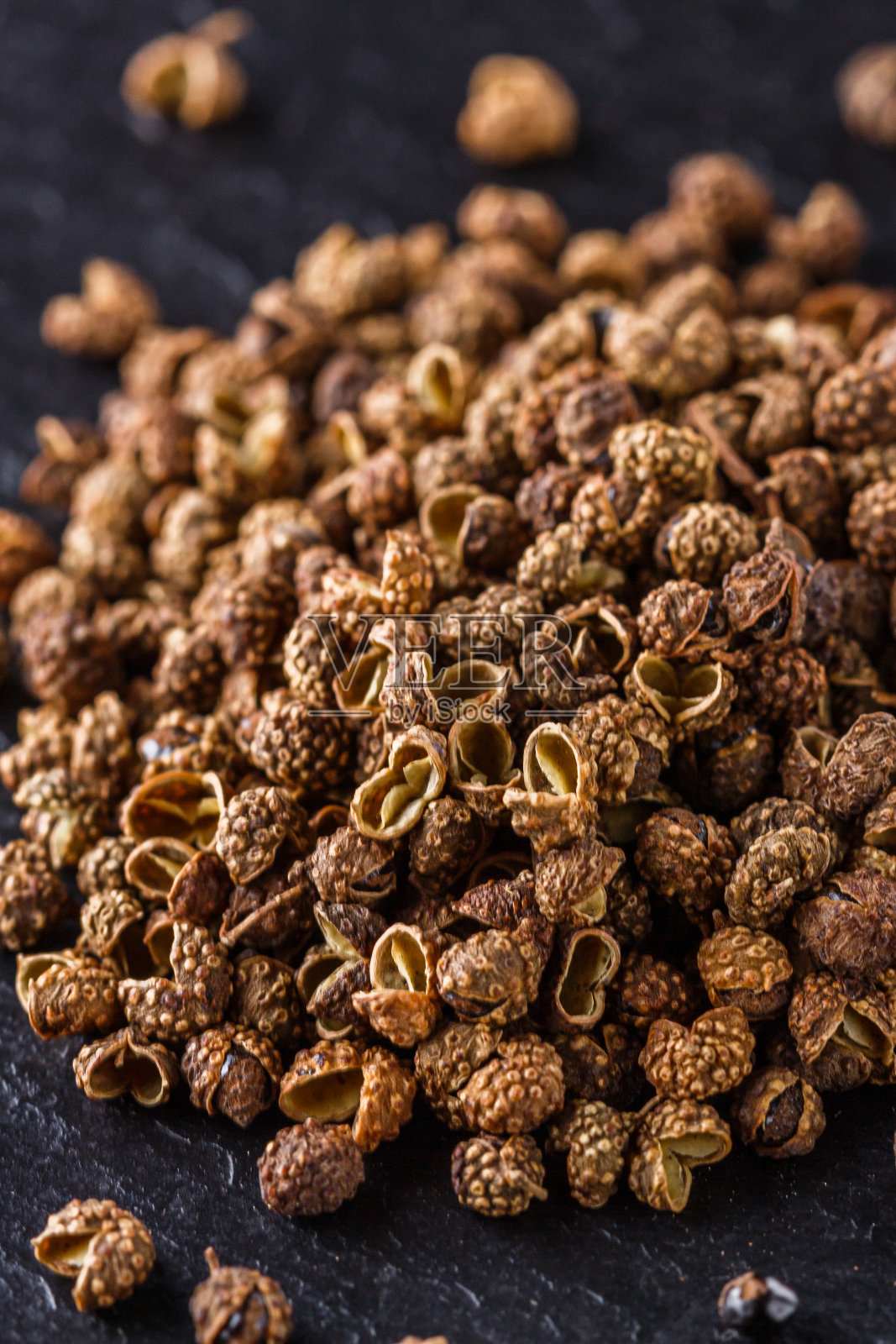 深色的石头背景上的四川胡椒照片摄影图片