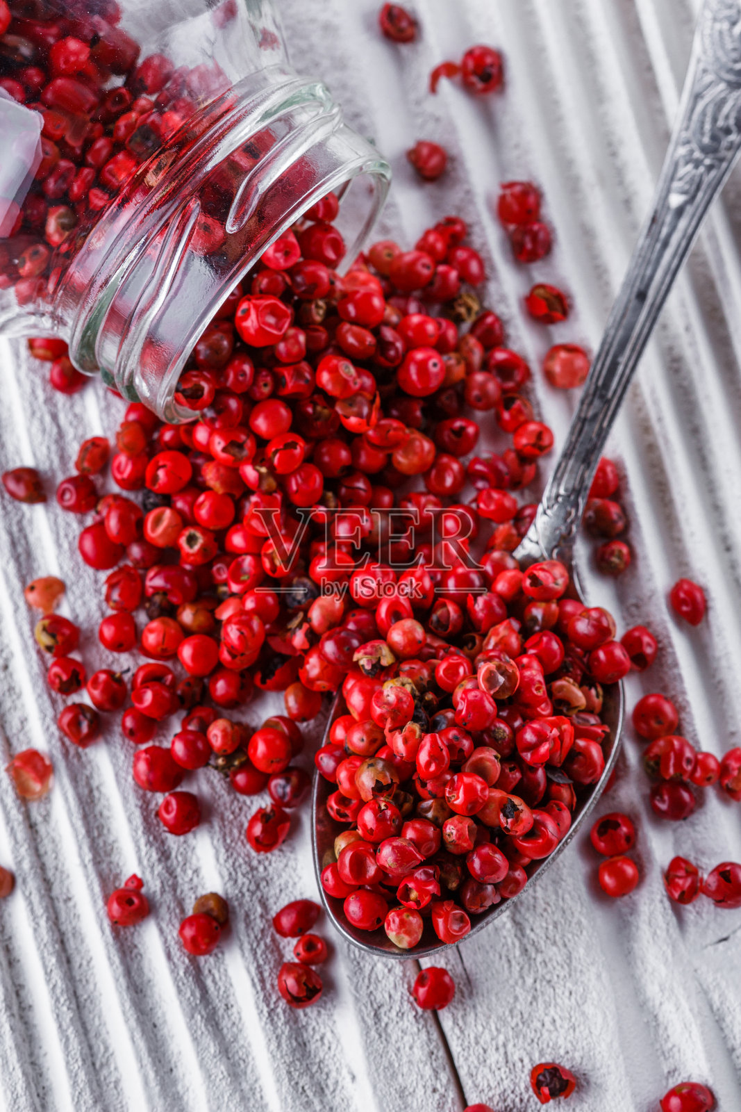 粉红色的花椒在白色的木制乡村背景上照片摄影图片