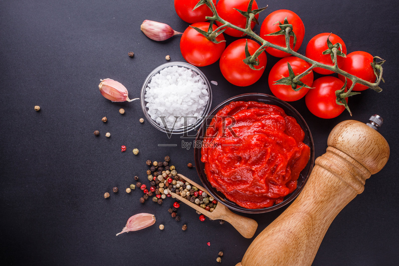 黑色背景上的新鲜天然番茄酱照片摄影图片