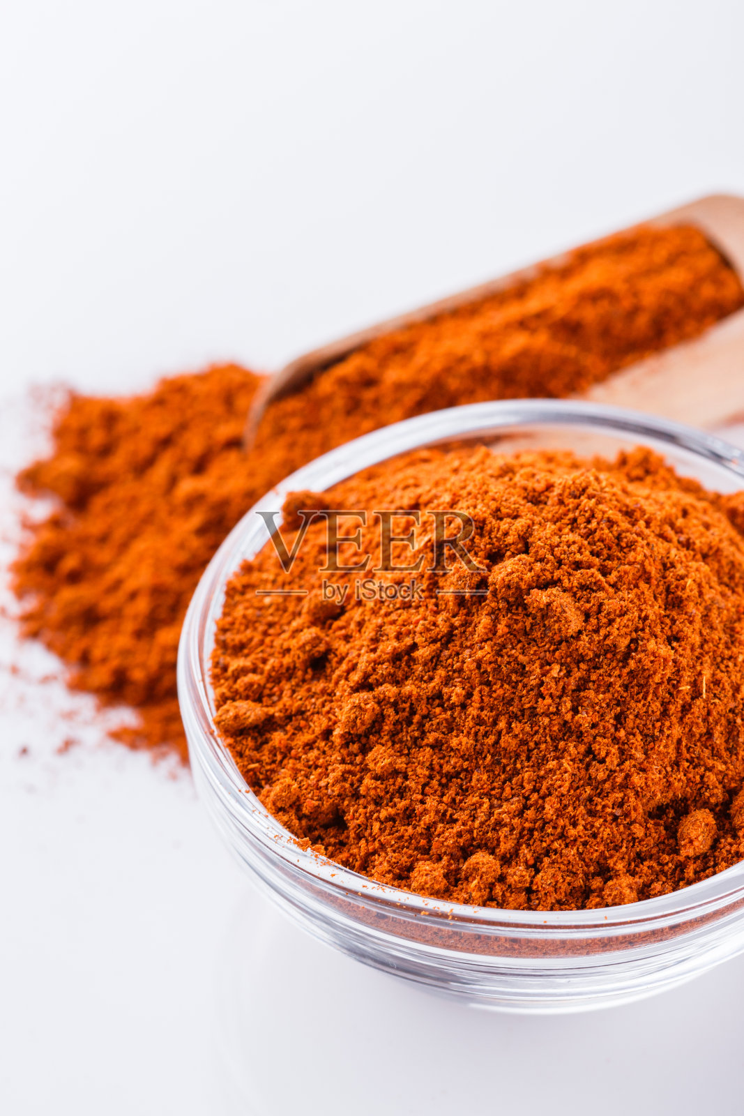 香辣的辣椒粉在白色的背景上照片摄影图片