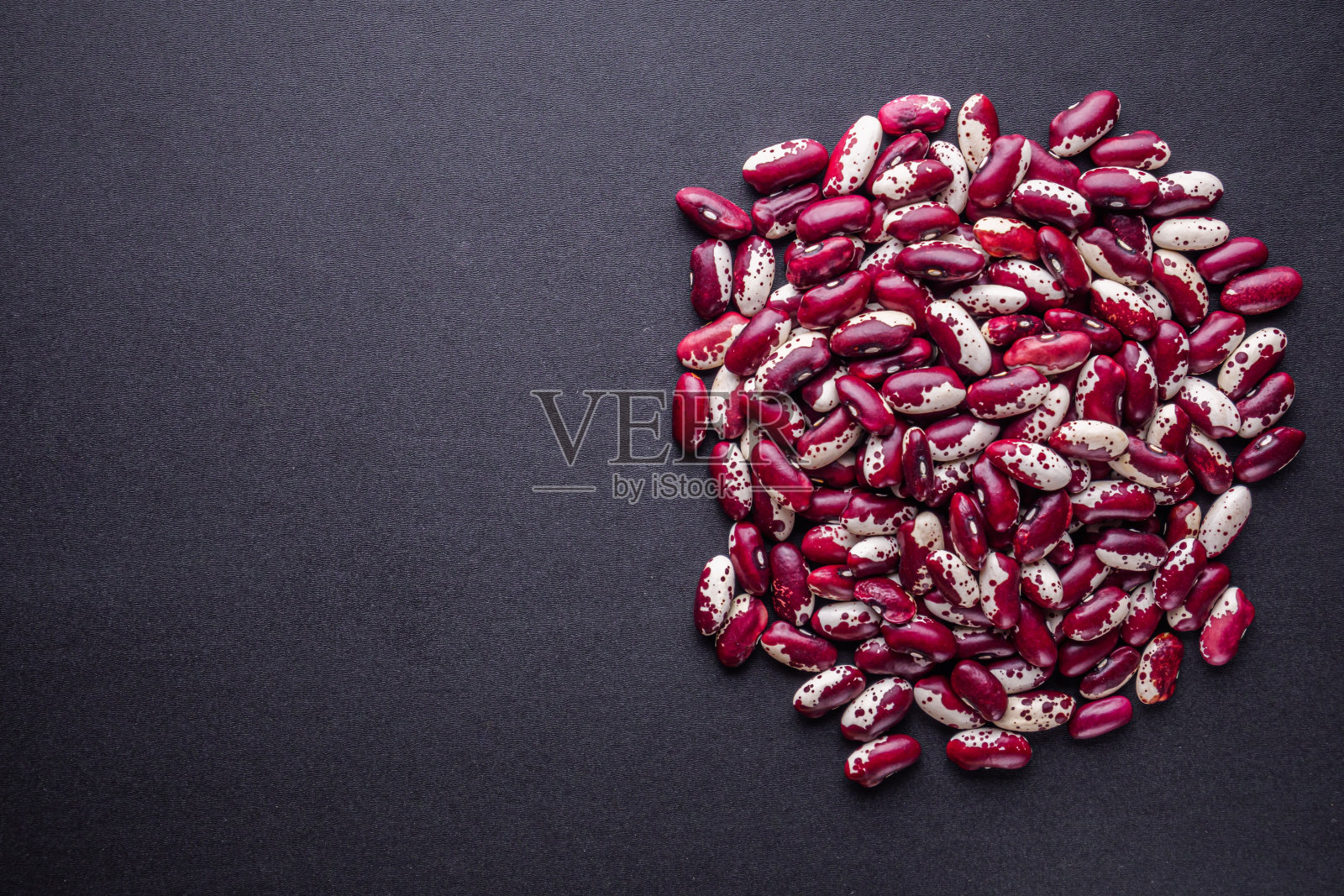 新鲜的有机天然豆类在黑色背景照片摄影图片