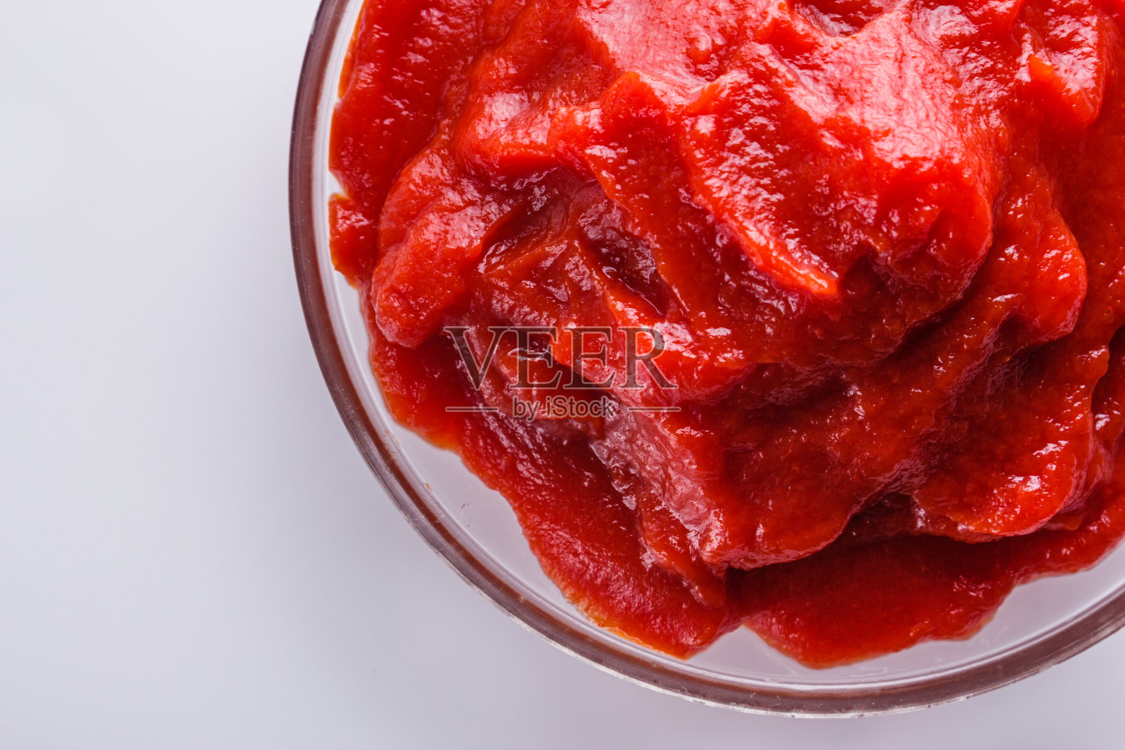 白色背景上的新鲜天然番茄酱照片摄影图片