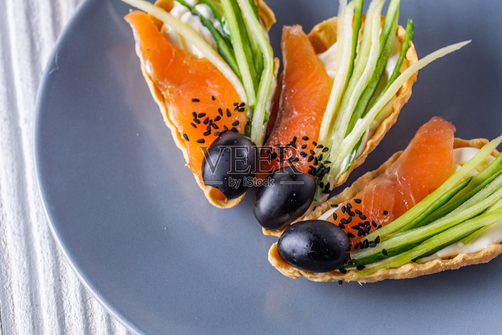 美味的小吃馅饼在乡村的木制背景照片摄影图片