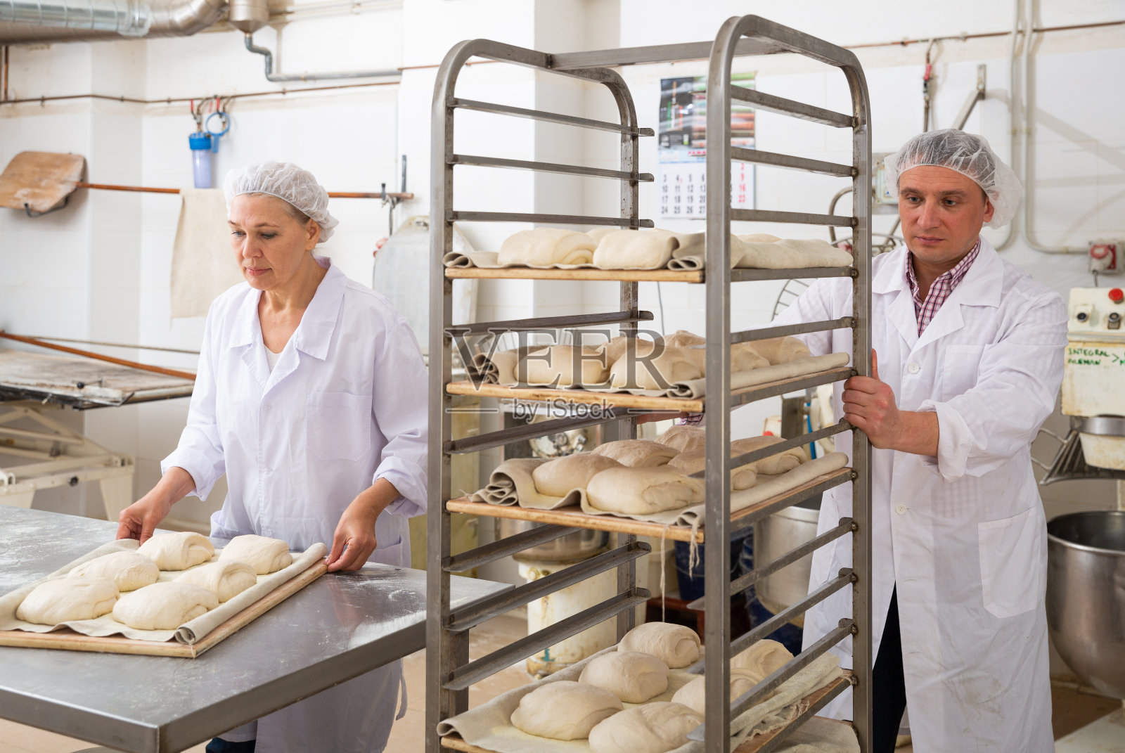 男女面包师在面包店一起工作照片摄影图片