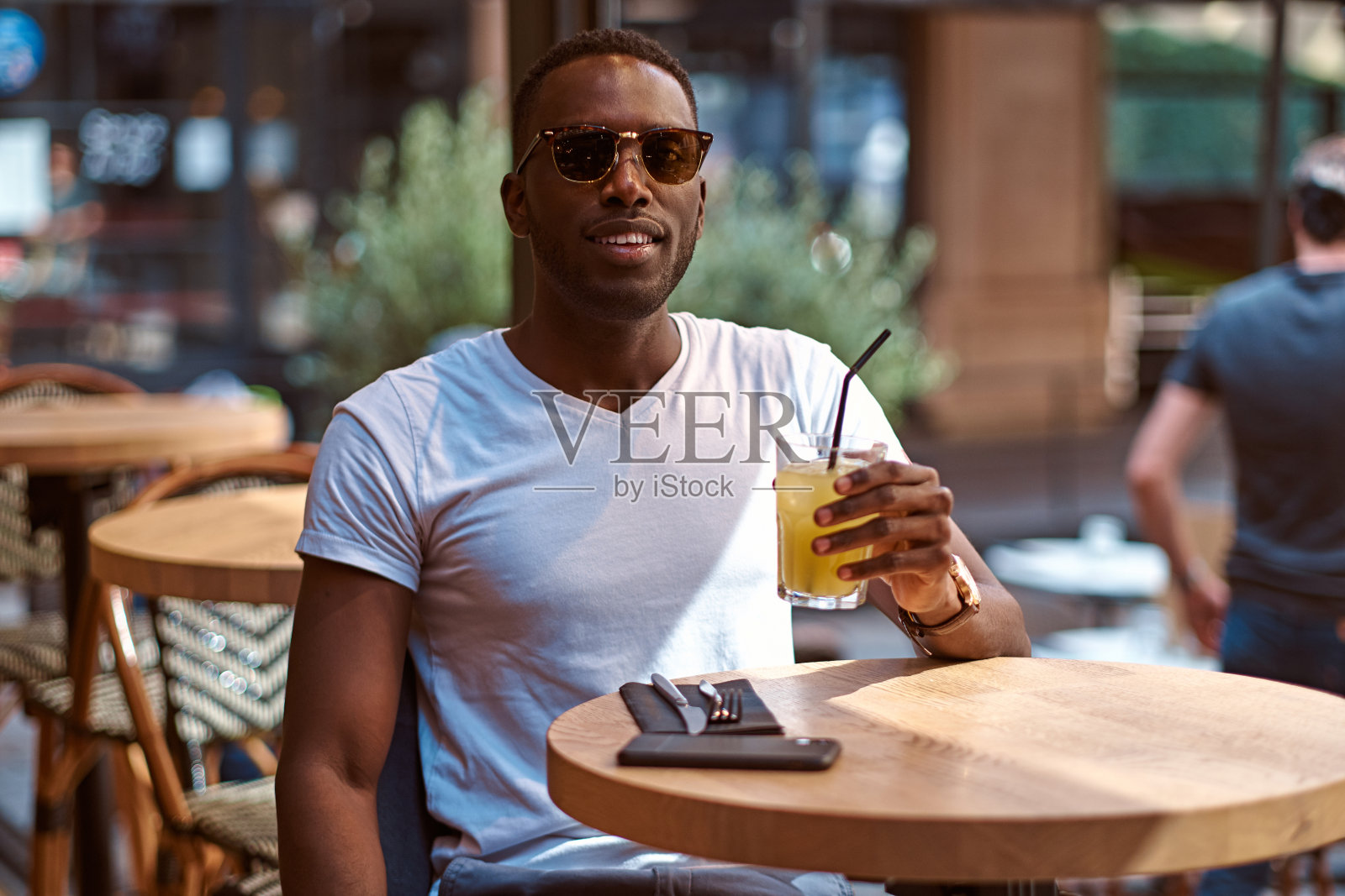 拿着果汁的美国学生照片摄影图片