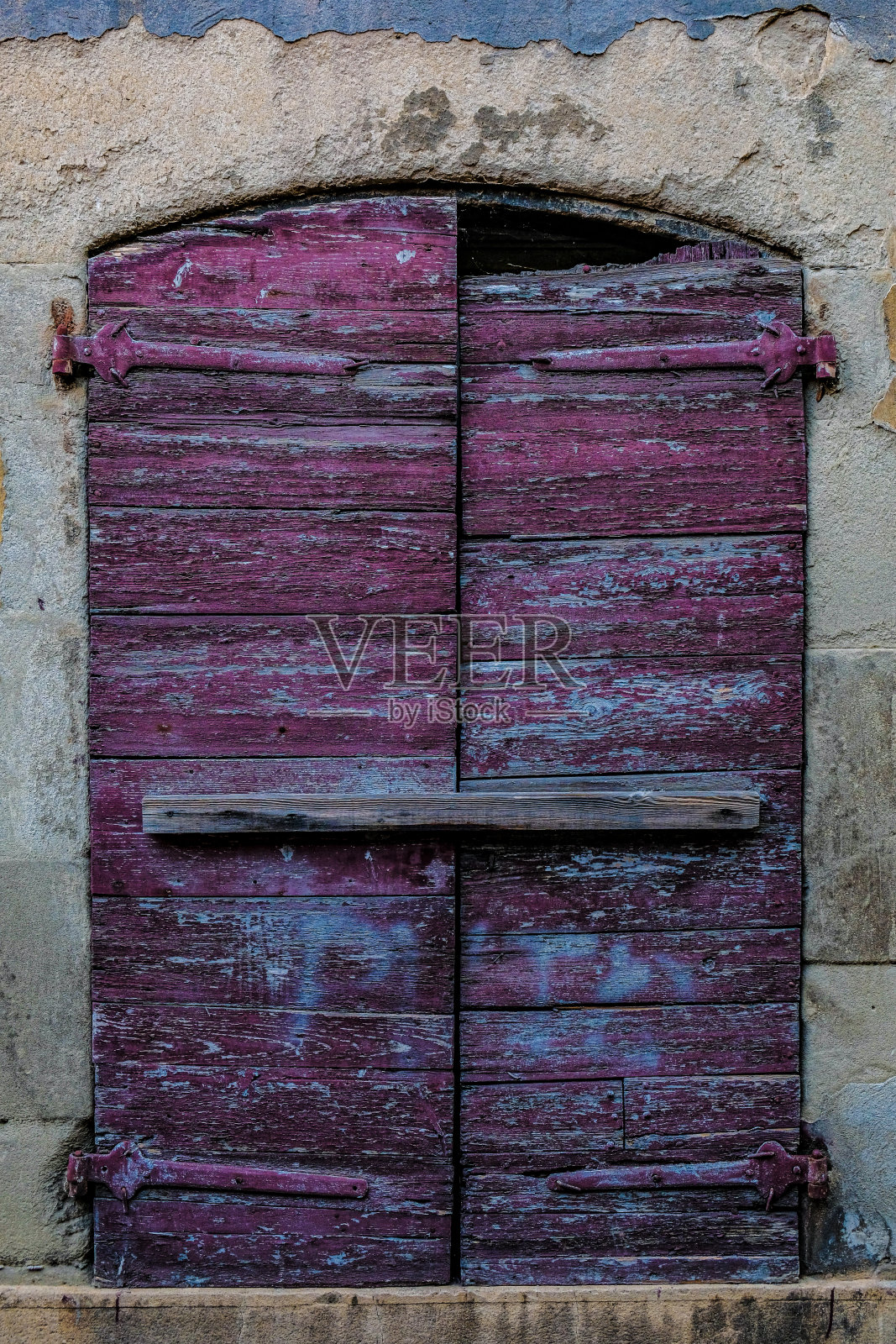 旧的粉红色木门，有着质朴的外立面照片摄影图片