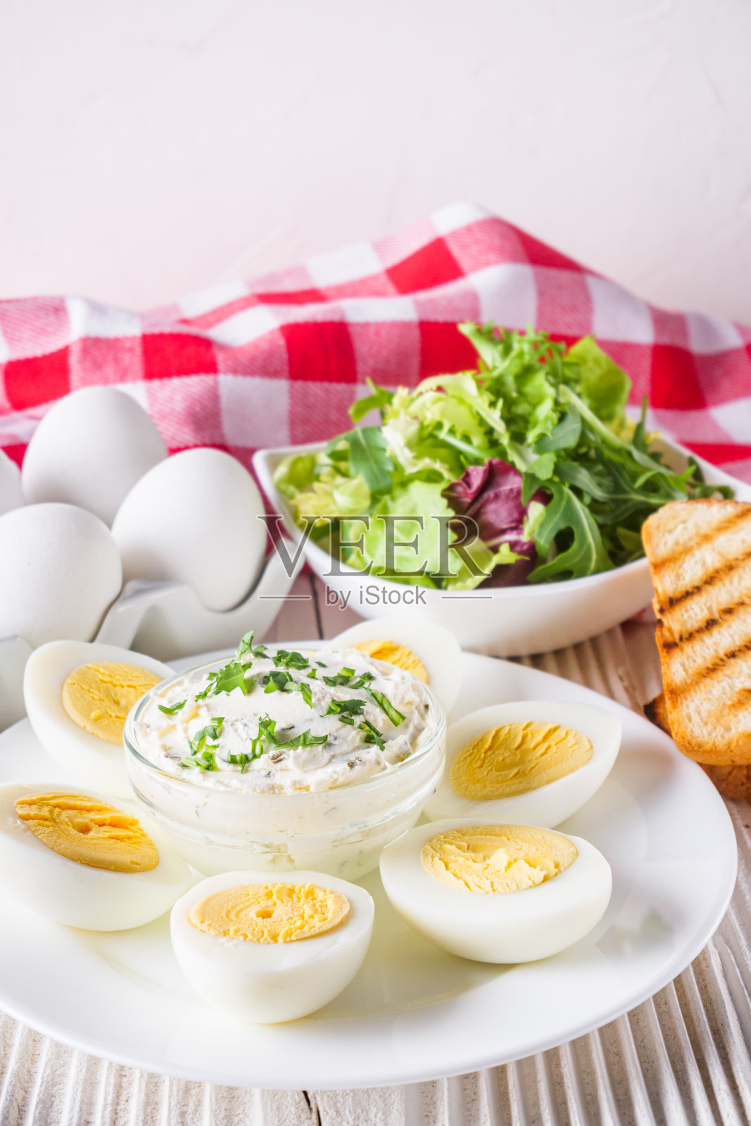 煮熟的鸡蛋放在白色木制的乡村背景上照片摄影图片