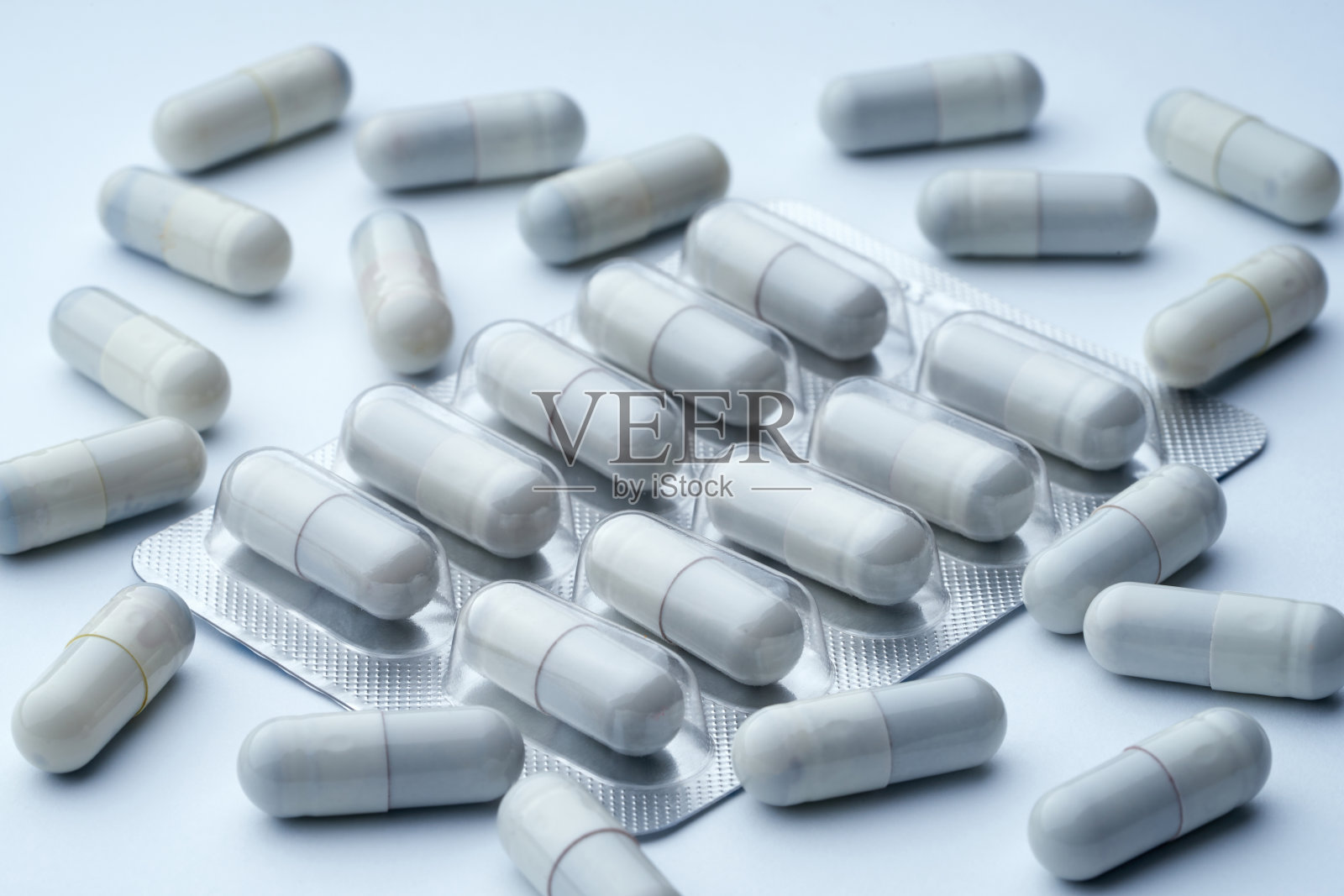 特写的一些灰色药丸包装上的白色背景与纹理。照片摄影图片