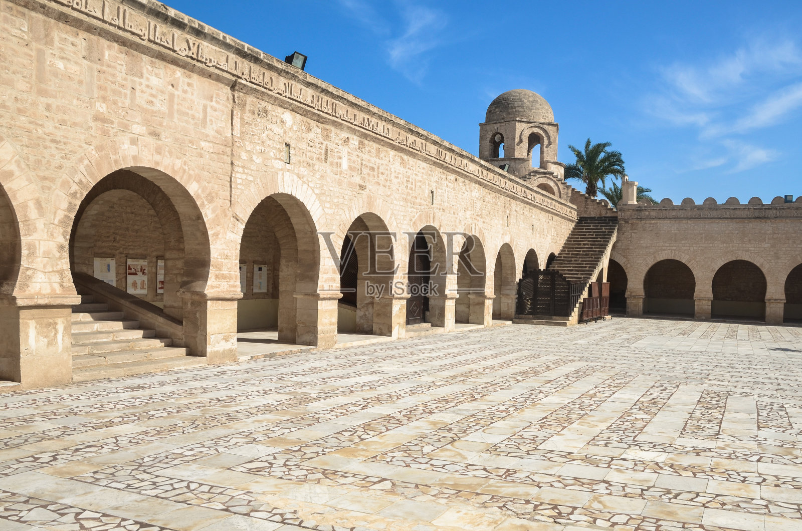 突尼斯苏塞的大清真寺。照片摄影图片