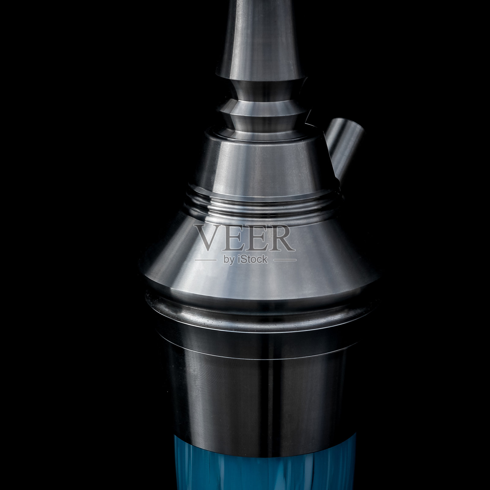 部分水烟，现代设计，在一个黑色的背景。照片摄影图片