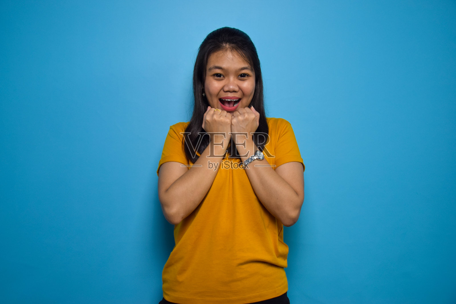 蓝色背景下的年轻漂亮亚洲女性肖像照片摄影图片