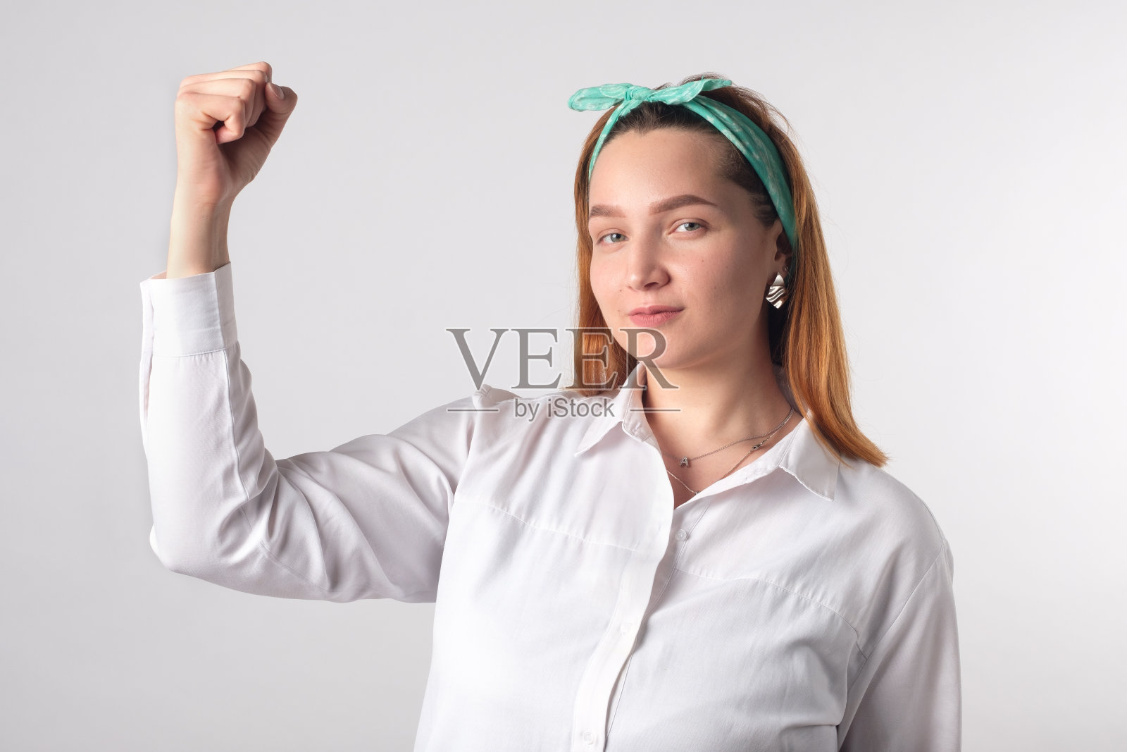 女孩力量的概念。年轻女子展示她的手臂的女性和独立的力量。照片摄影图片