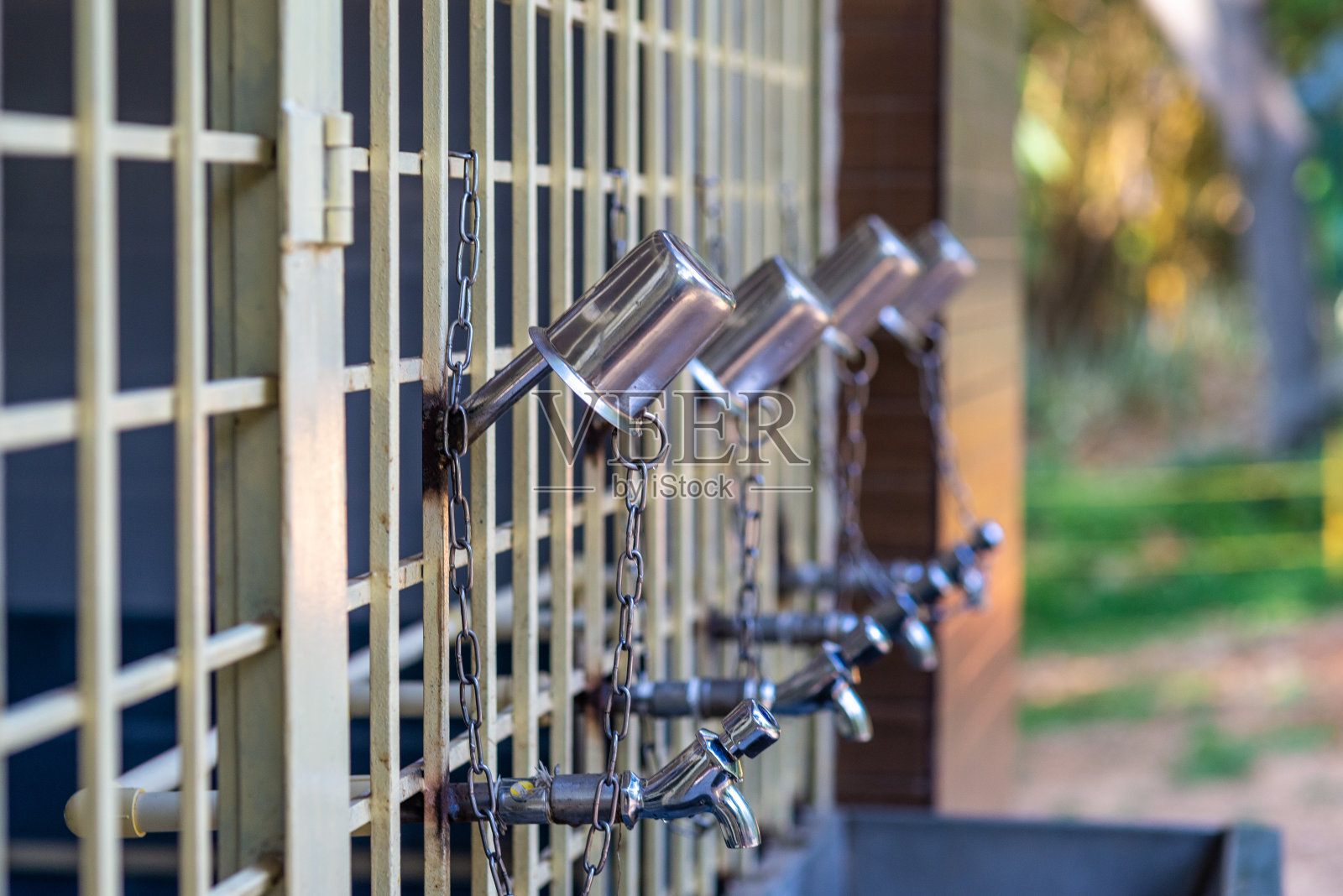 可重复使用的饮用水金属杯，迈索尔，印度照片摄影图片