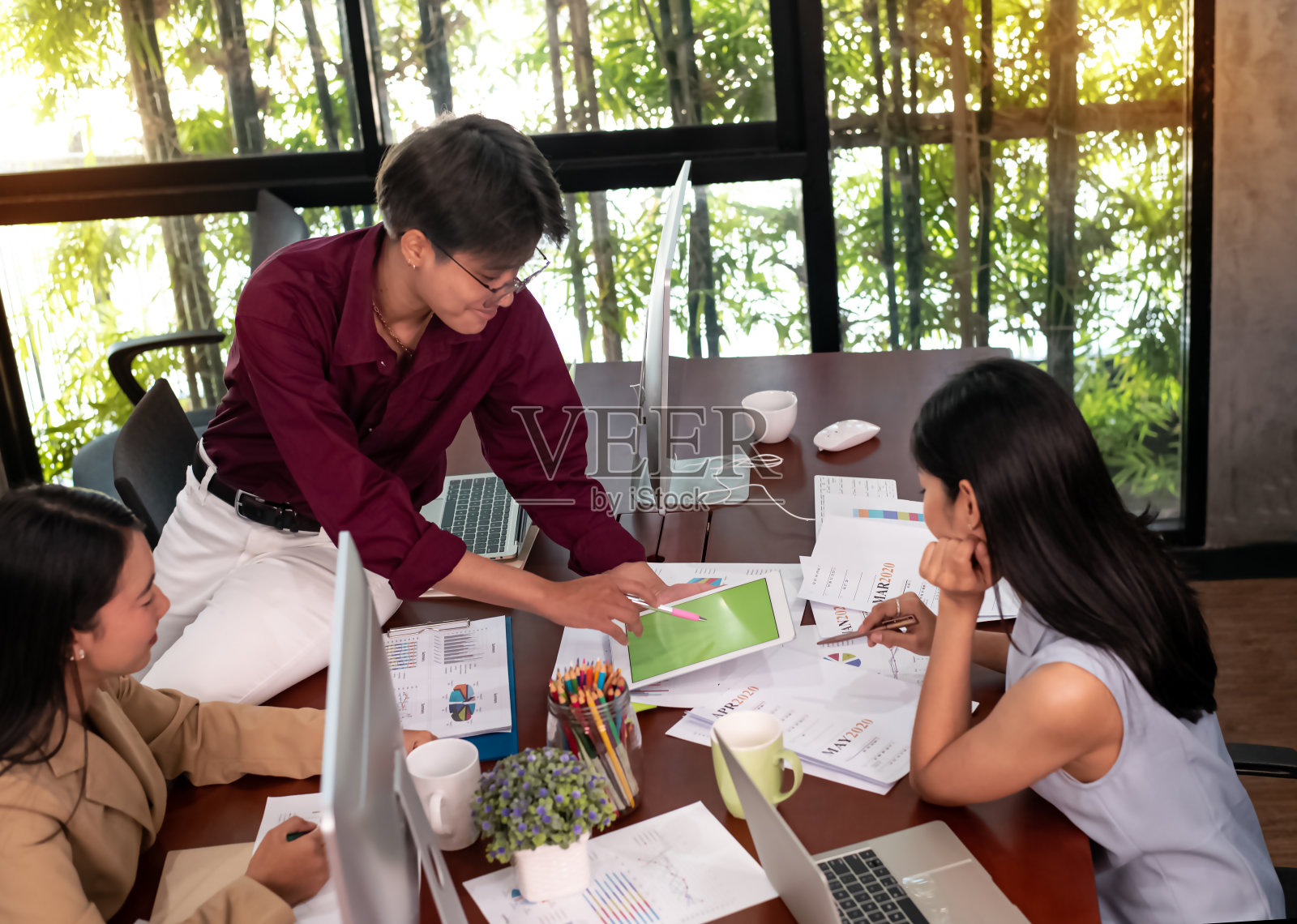 办公室里团队会议中忙碌的年轻商人照片摄影图片