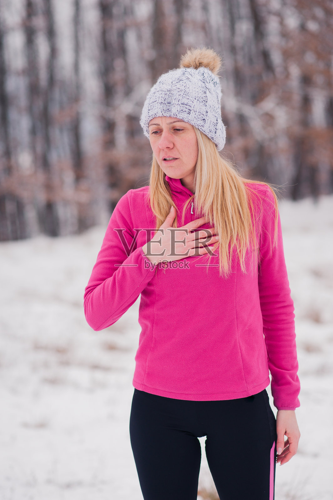 在冬天户外锻炼的女人照片摄影图片