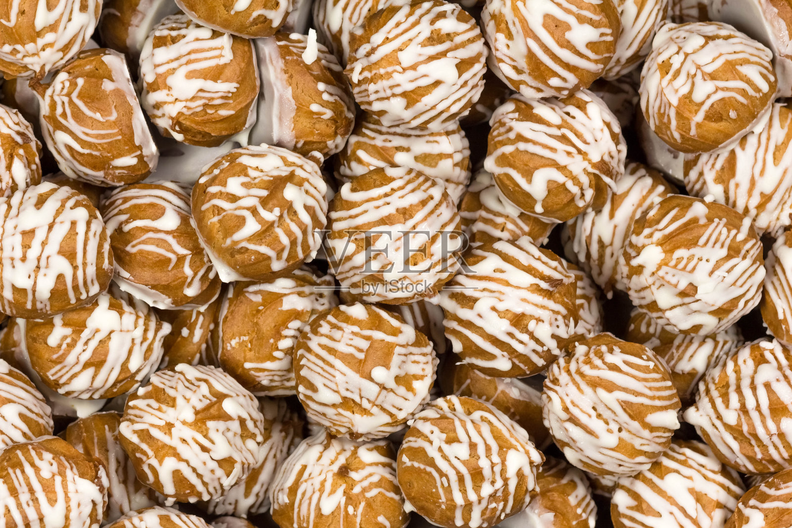 奶油蛋糕和白巧克力糖霜。很多的饼干照片摄影图片