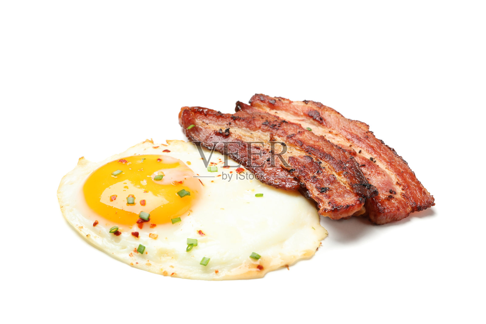 煎蛋和熏肉与香料隔离在白色的背景照片摄影图片