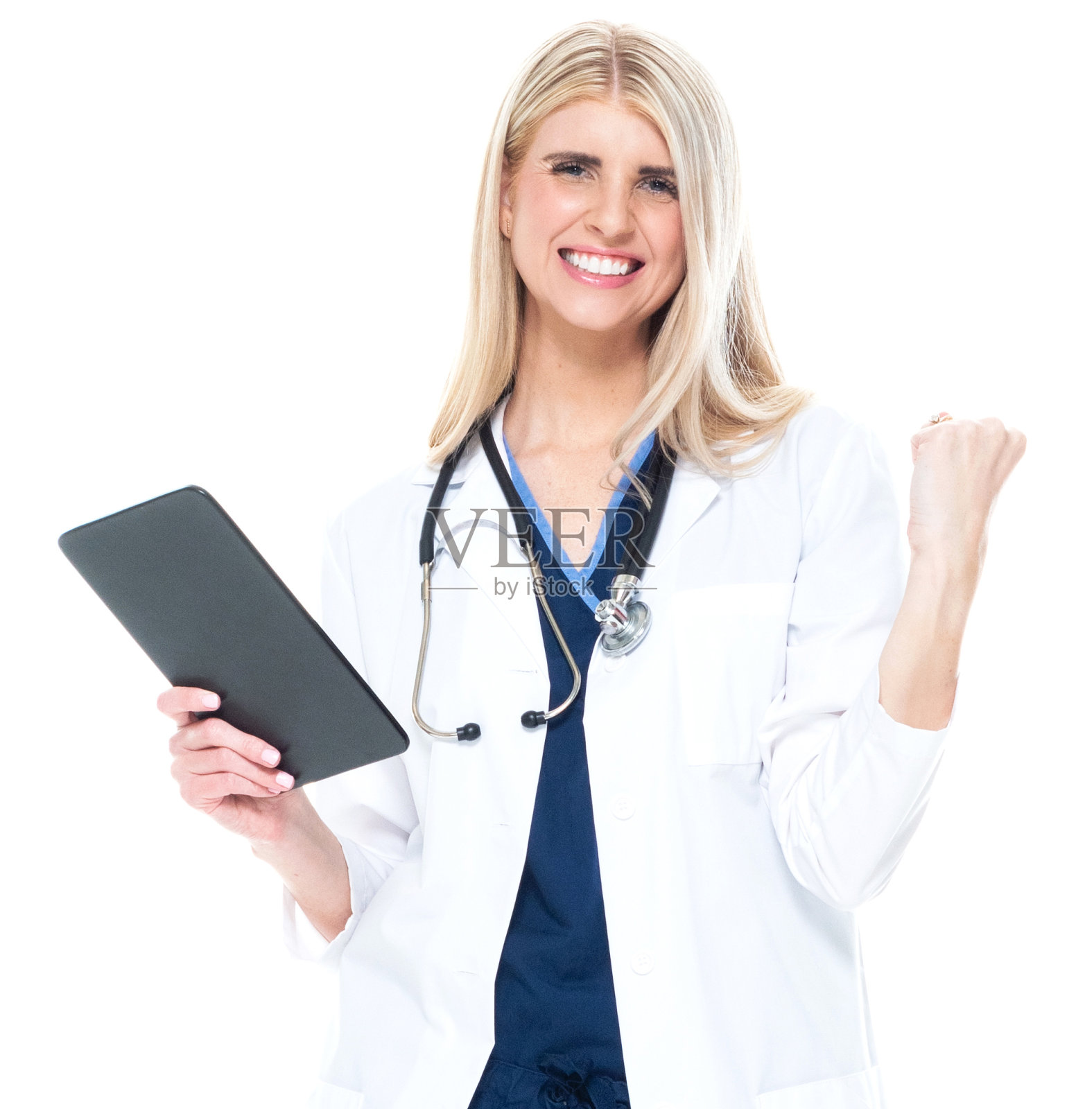 白种人年轻女医生站在白色背景下，穿着实验服，使用数码平板电脑照片摄影图片