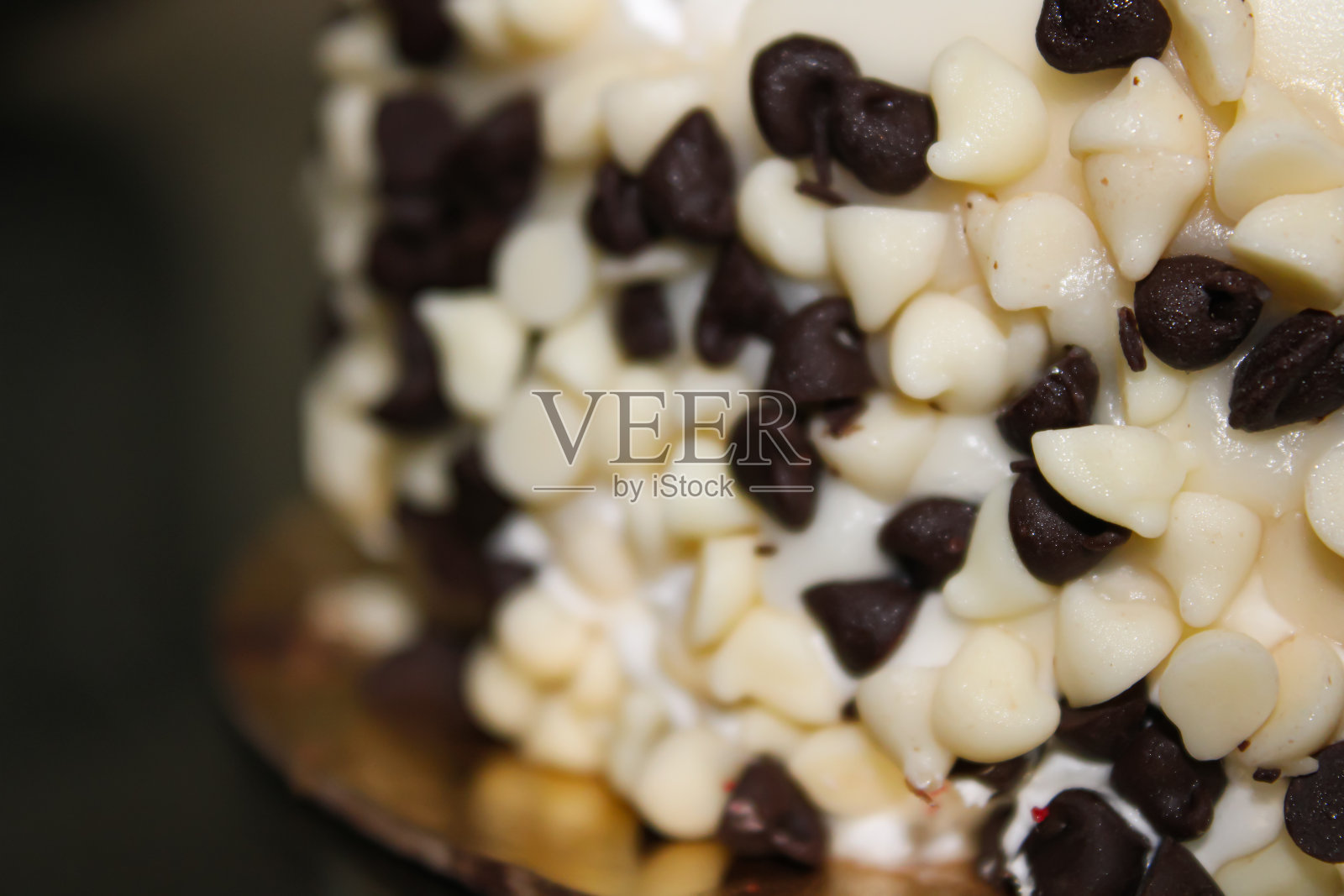 蛋糕上有巧克力片，有白的和棕色的照片摄影图片