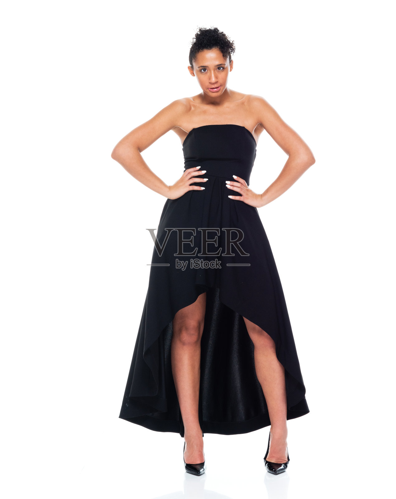 站在白色背景前身穿连衣裙的非洲年轻女性照片摄影图片