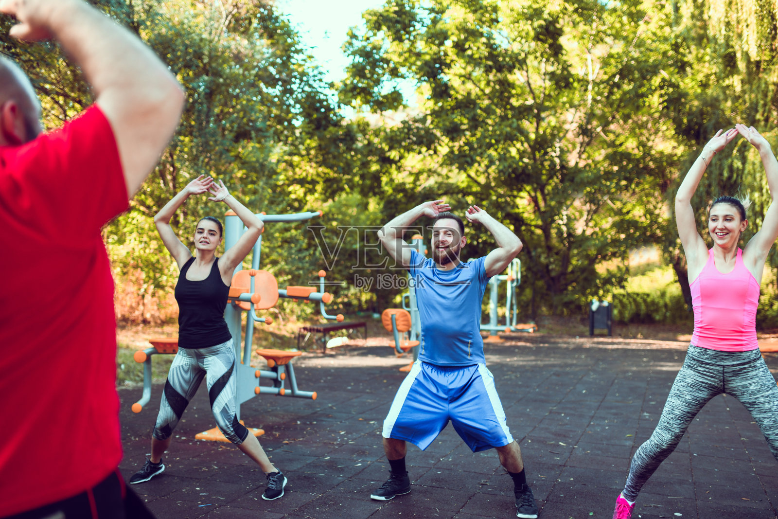 运动队在户外练习开合跳照片摄影图片