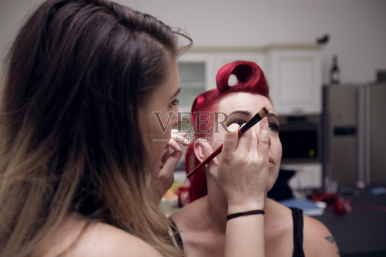 化妆师手持化妆刷照片摄影图片