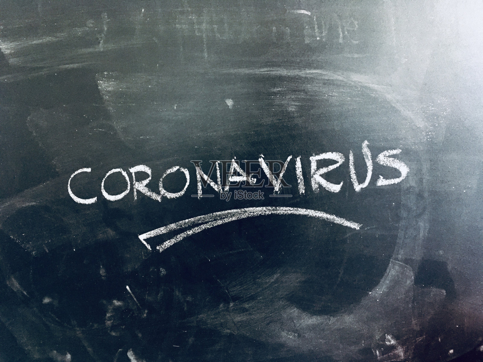 新冠肺炎手写黑板照片摄影图片