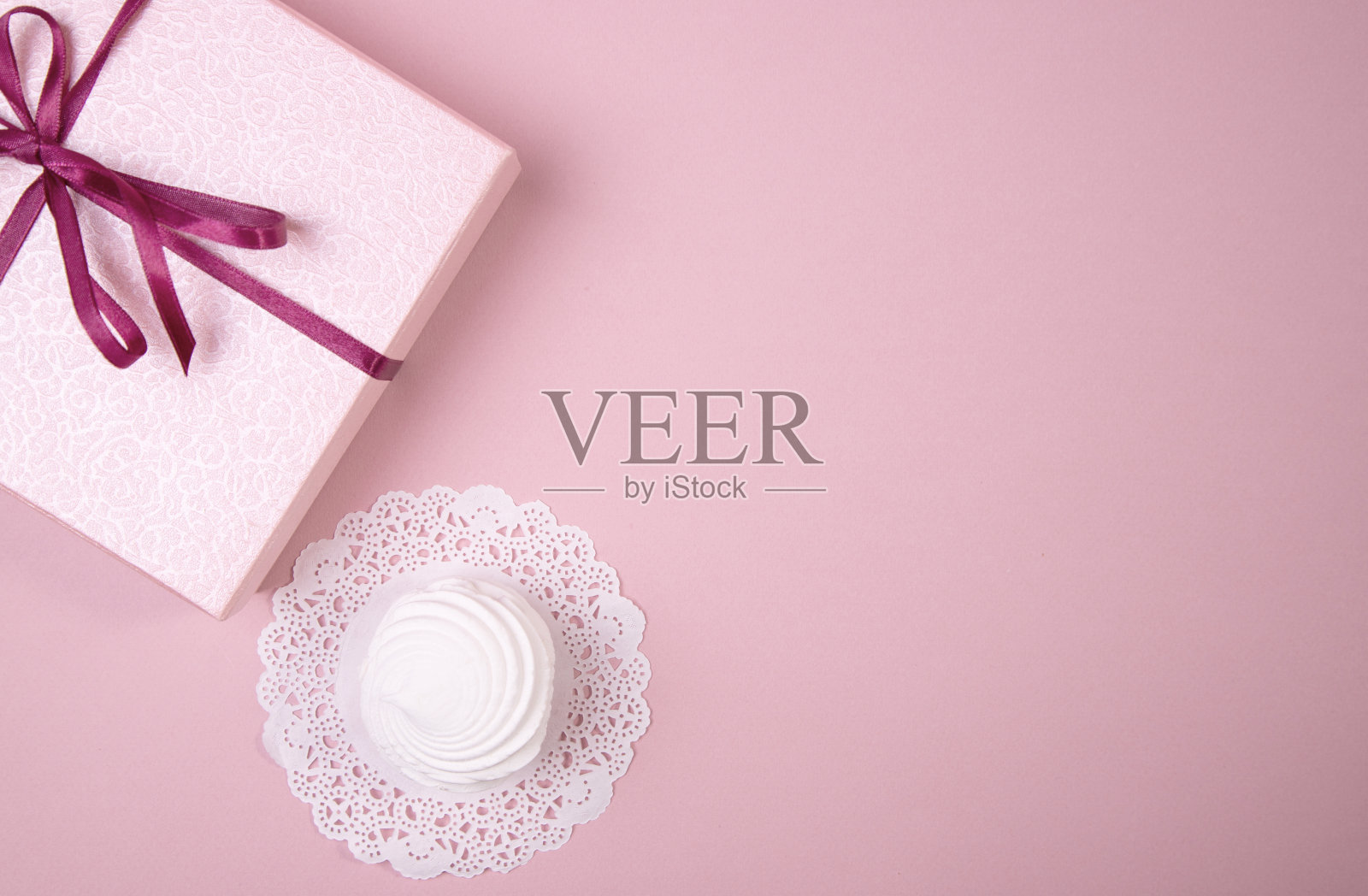 粉红色的礼品盒与丝带在粉红色的背景照片摄影图片