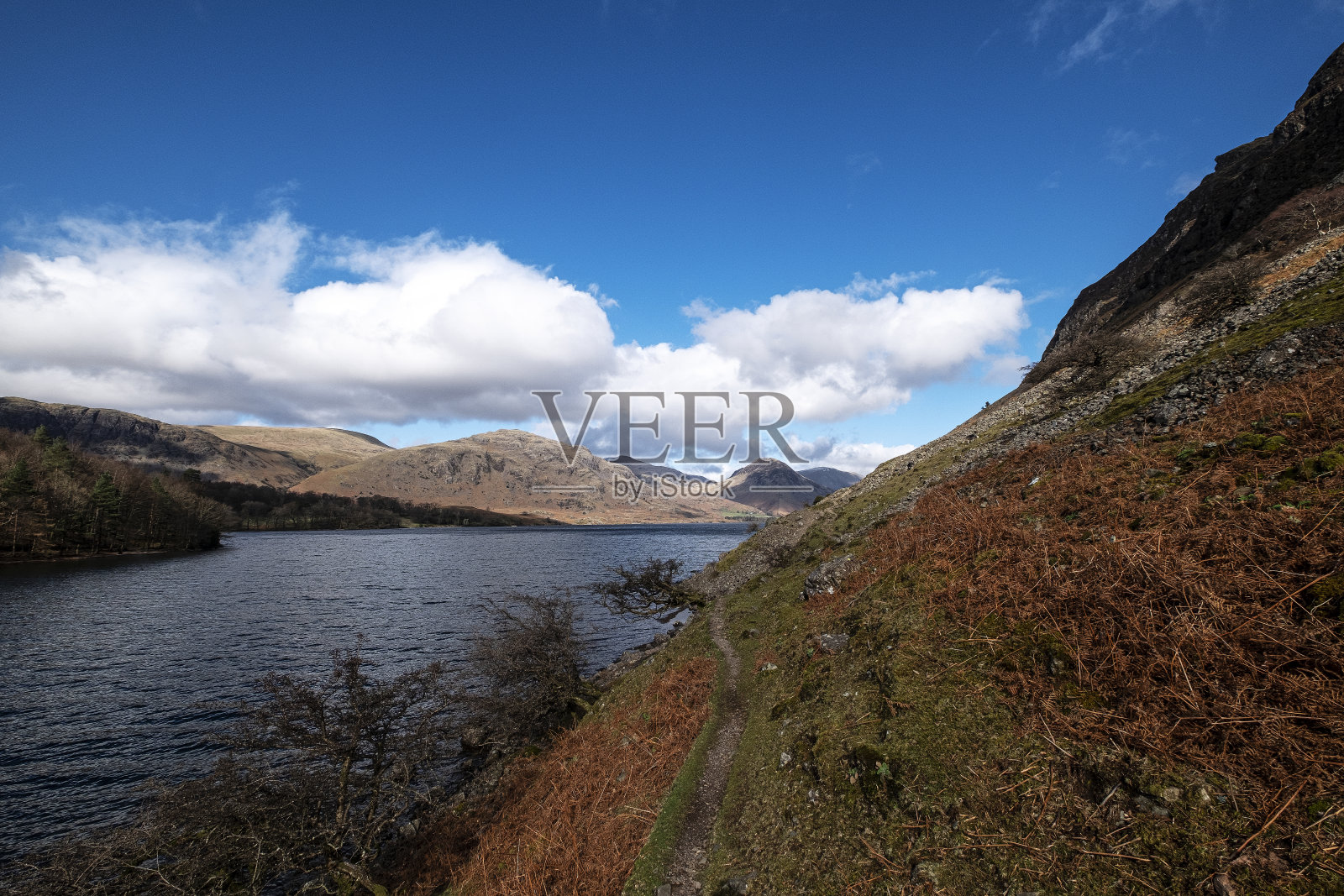 英国湖区的污水和山脉照片摄影图片