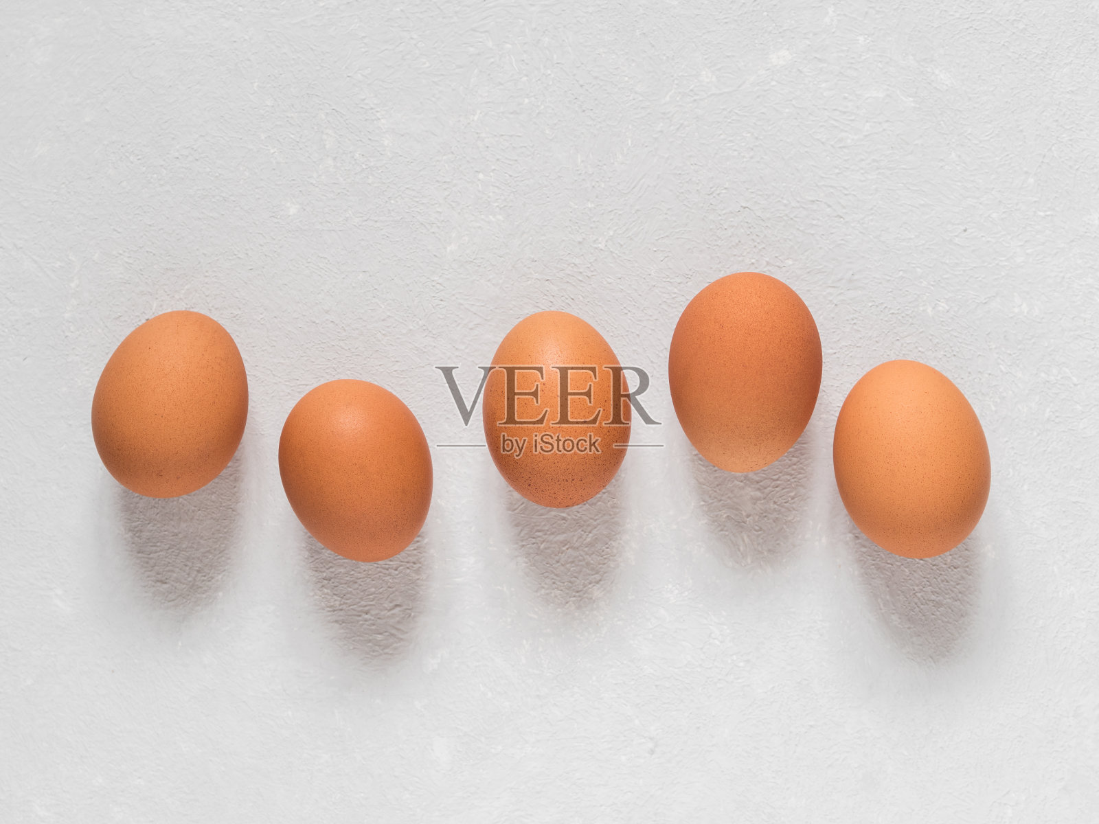 白色背景下的橙色鸡蛋。复活节的概念。极简主义。前视图。副本的空间。照片摄影图片