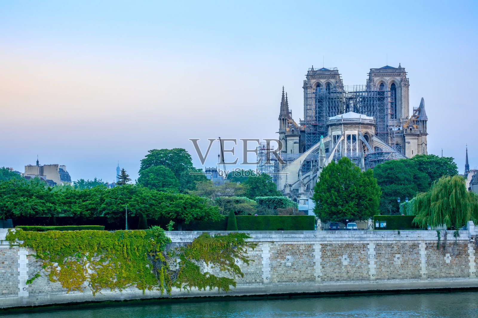 清晨在圣母院和塞纳河堤岸附近照片摄影图片