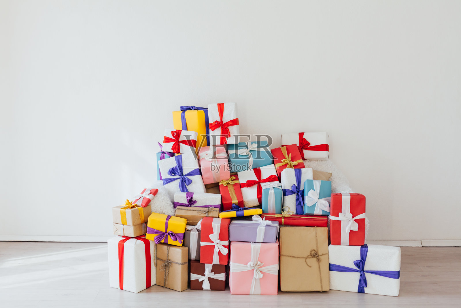 白色的房间里有很多五颜六色的礼物照片摄影图片