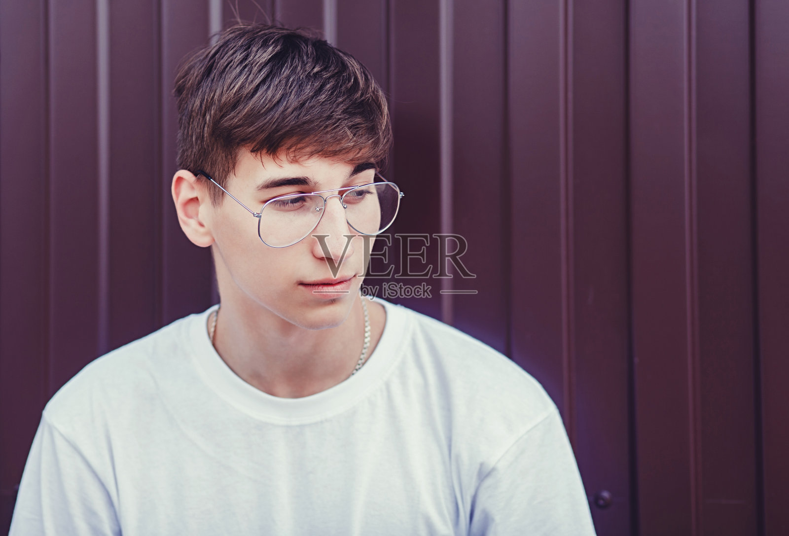 特写：年轻男子照片摄影图片