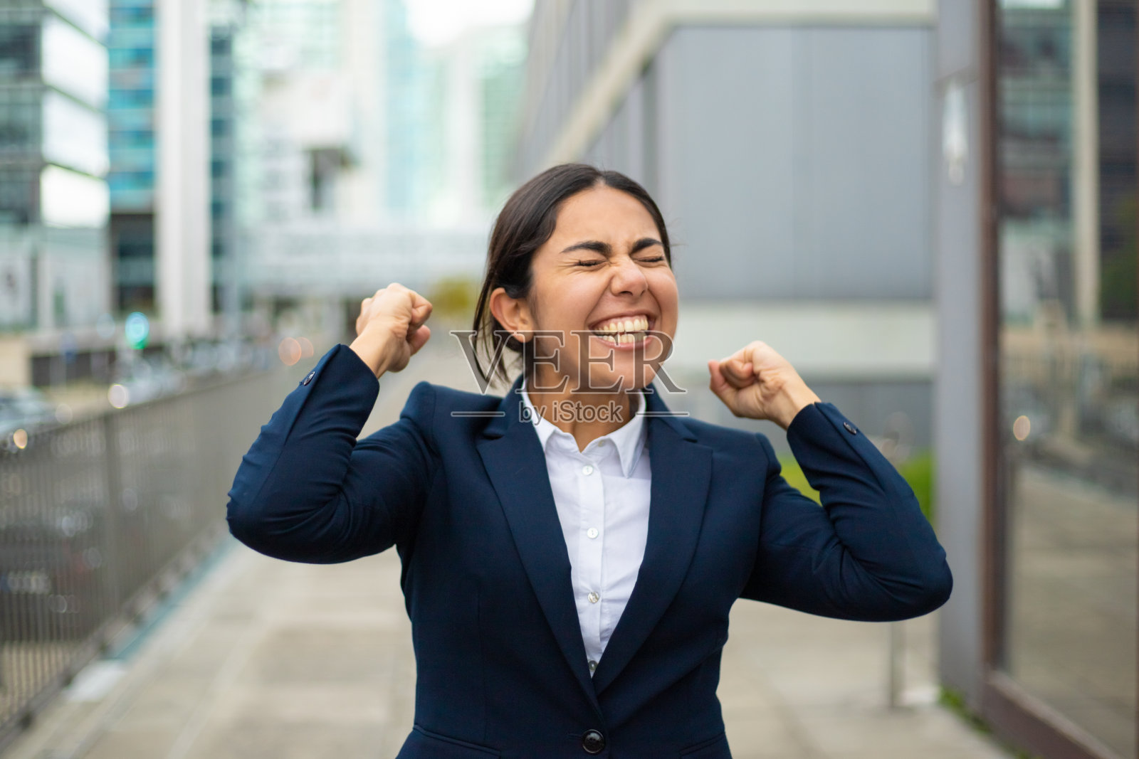 兴奋的女商人庆祝成功照片摄影图片