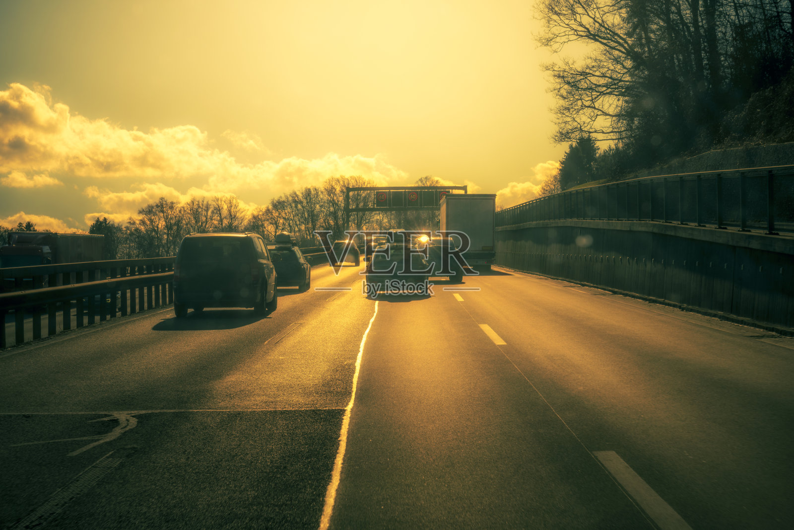 高速公路交通堵塞照片摄影图片