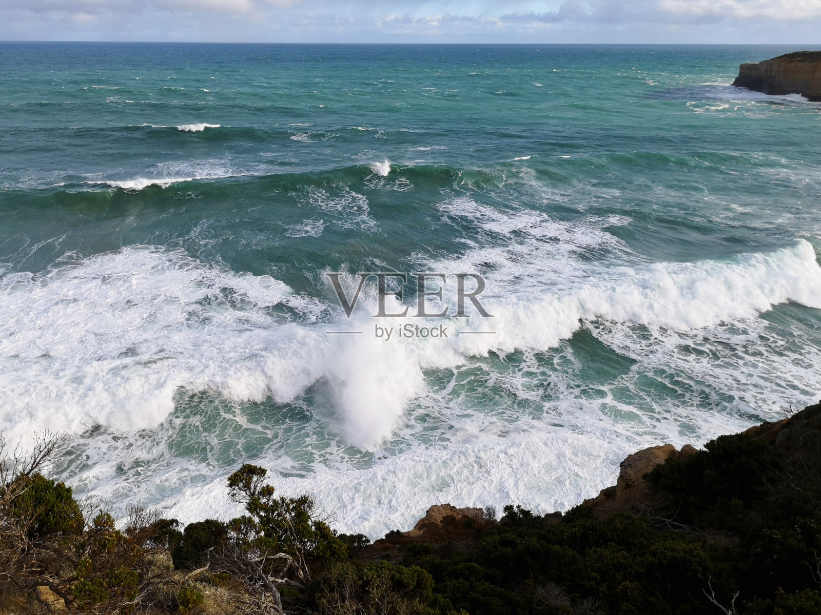 澳大利亚维多利亚州坎贝尔国家公园海岸的海浪照片摄影图片