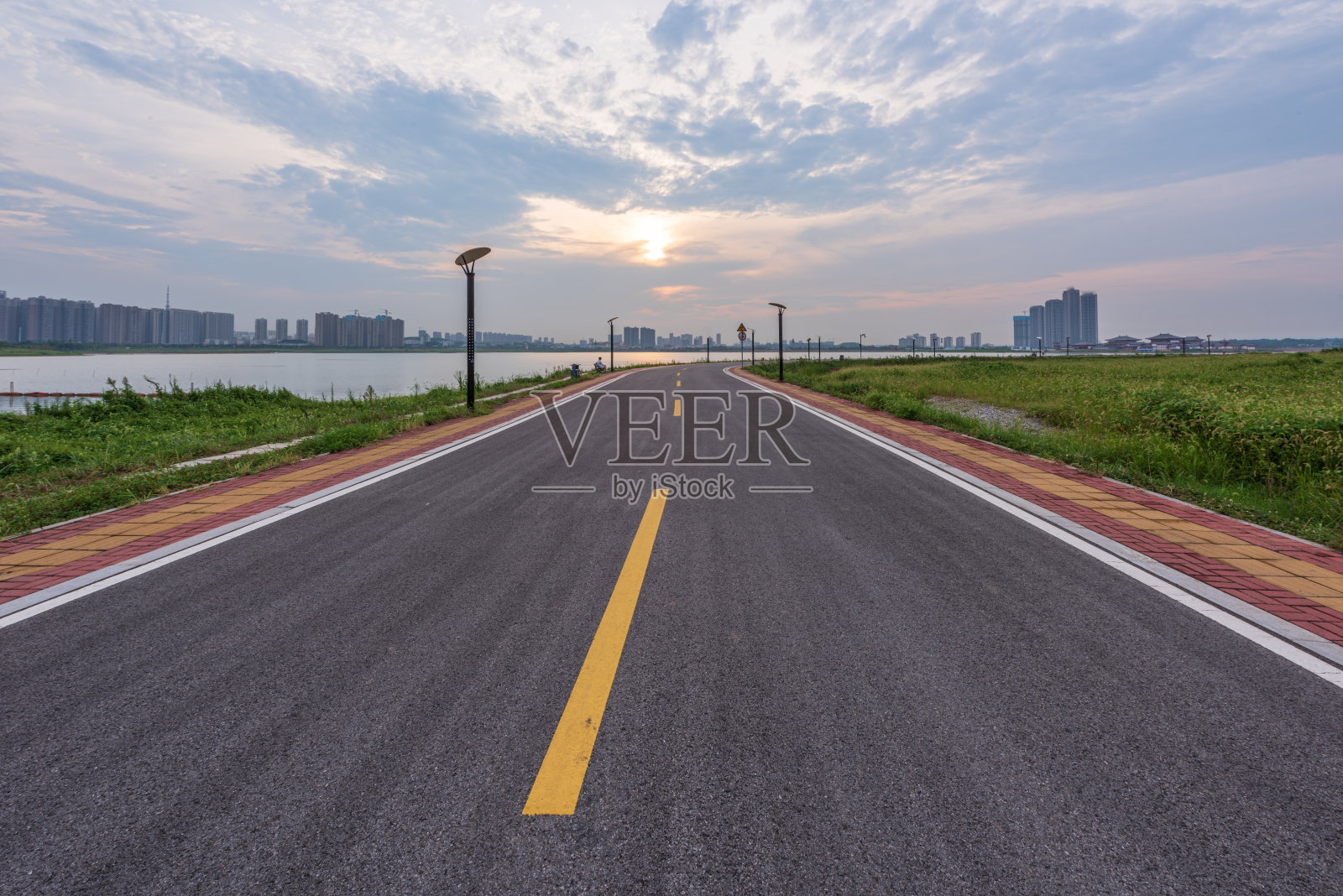 美丽的风景，中国上海，城市的夜晚，烟花的场景。照片摄影图片
