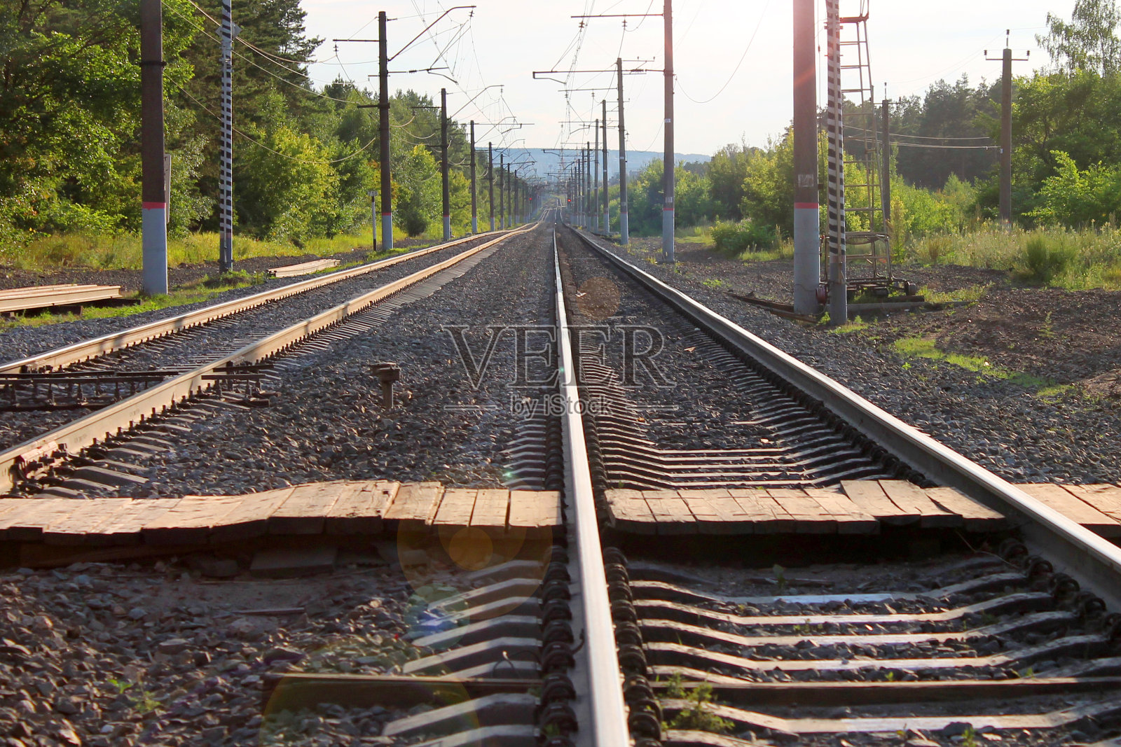 行人穿过铁轨照片摄影图片