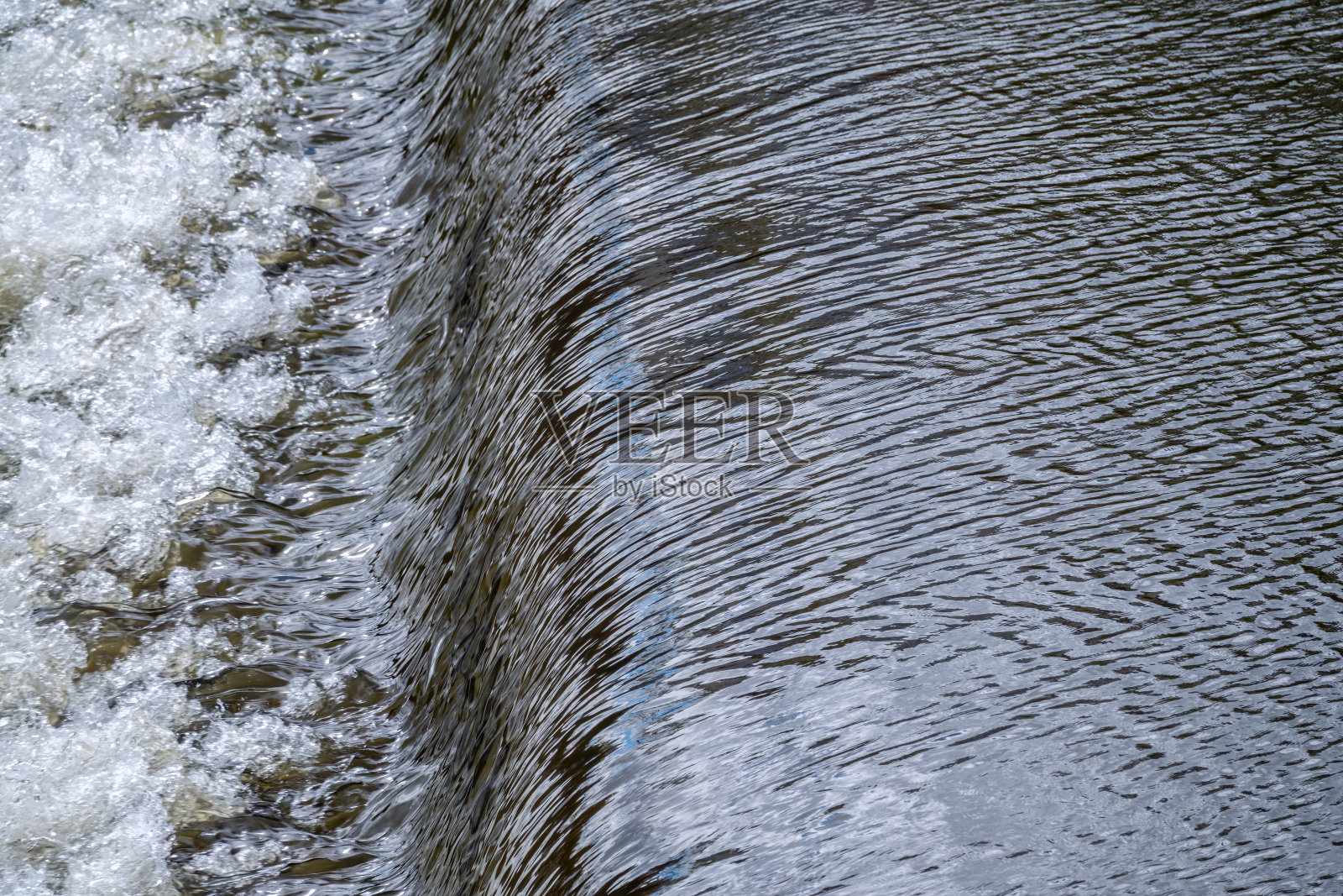小瀑布平静的河水中的小瀑布照片摄影图片